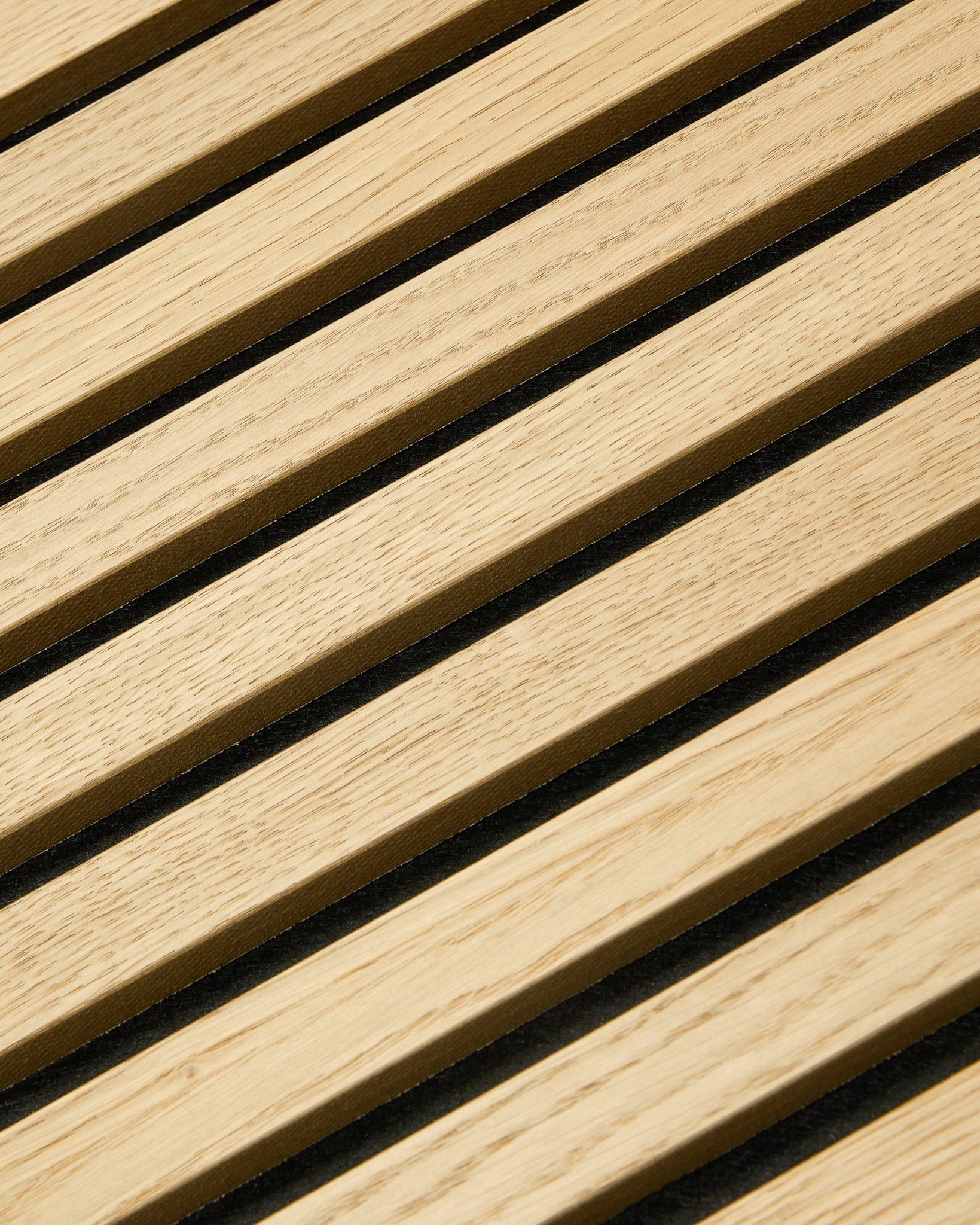 Nærbillede af WoodUpp Akupixel Classic Oak Akustikpanel, 60x60 cm, med black filt mellemrum mellem egetræslameller i et stribet nordisk design.