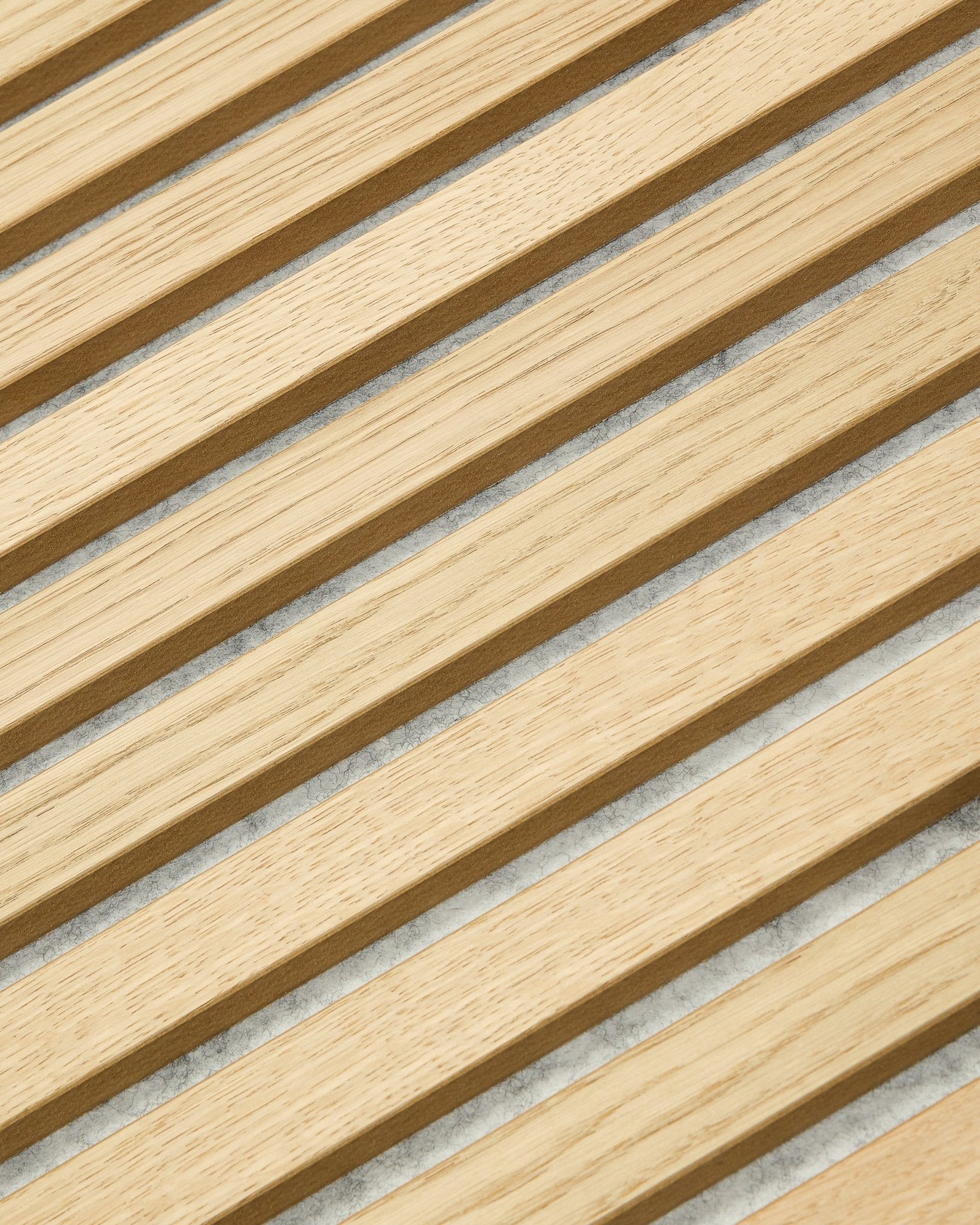 WoodUpp Original Akupanel i Classic Oak og Grey filt, 240 x 60 cm, har vertical trælameller for et moderne, geometrisk skandinavisk Akustikpanel design.