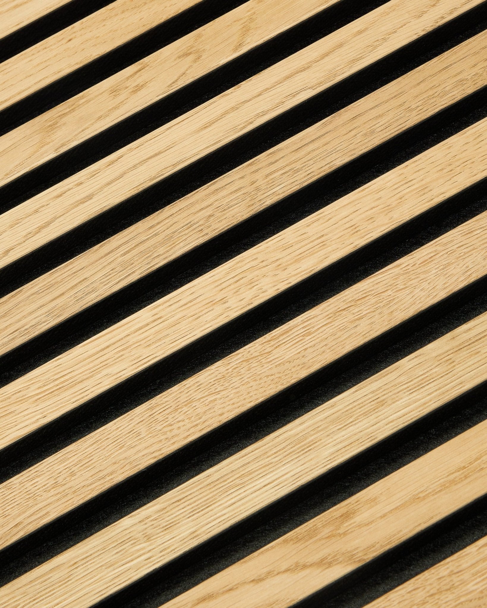 Nærbillede af WoodUpp Akupixel Rustic Natural Oak Akustikpanel, 60x60 cm, med et moderne nordisk geometrisk mønster med diagonale linjer og black mellemrum.