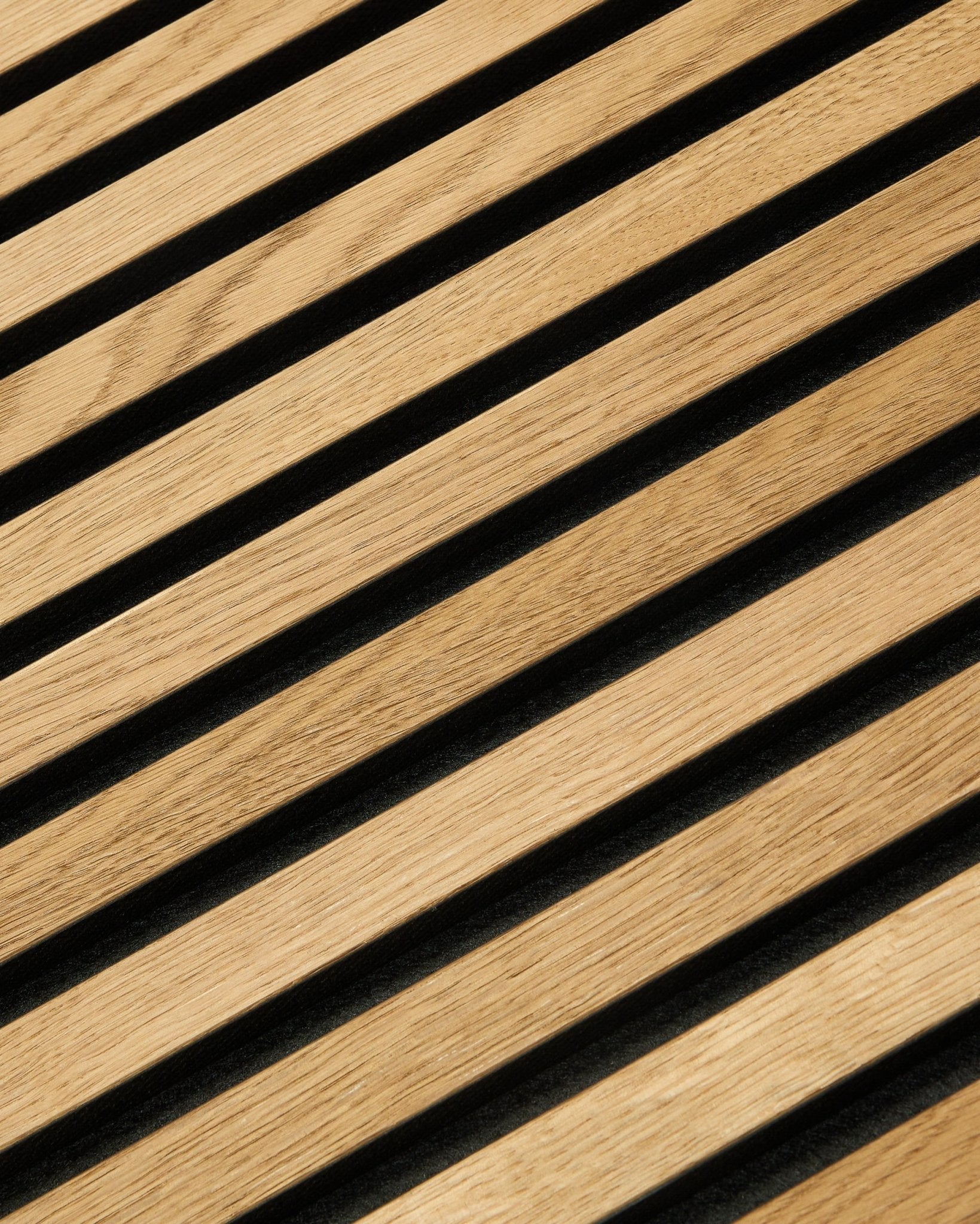 Nærbillede af Rustic Akupanel akustisk lamelpanel i Brown Oak (240 x 60 cm) fra WoodUpp, der fremhæver moderne skandinavisk design og trælameller med struktur.
