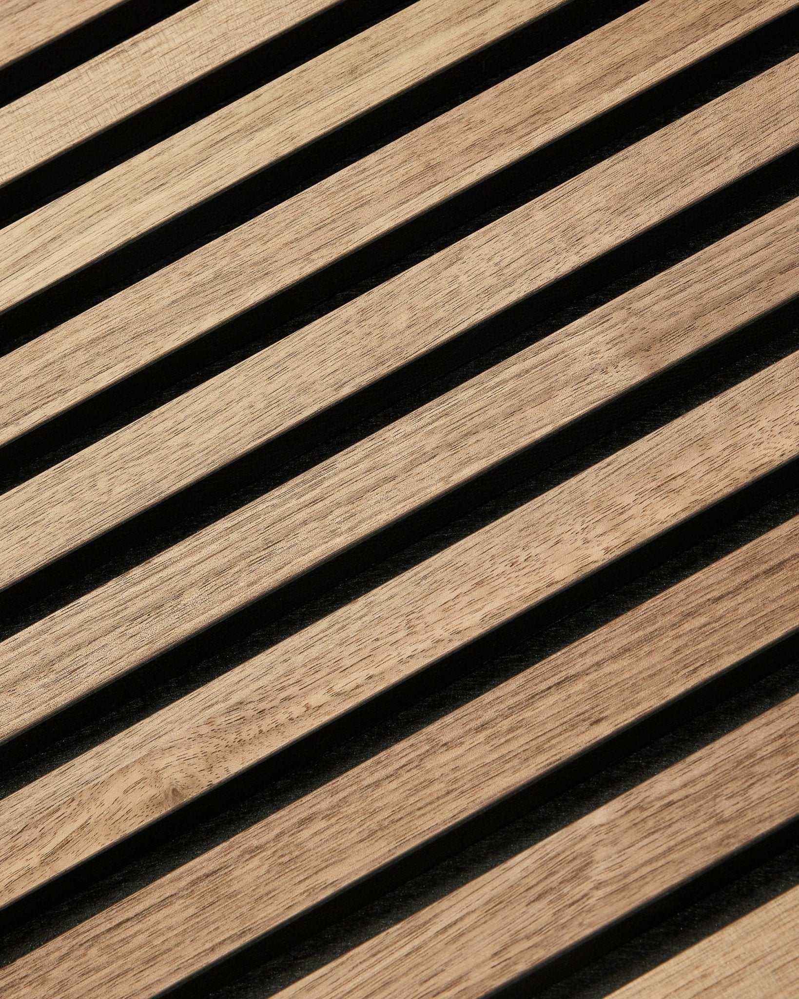 Nærbillede af WoodUpp Akupixel Walnut Akustikpanel (60x60 cm) med diagonale trælameller, minimalistisk skandinavisk design og en varm finish i valnød.