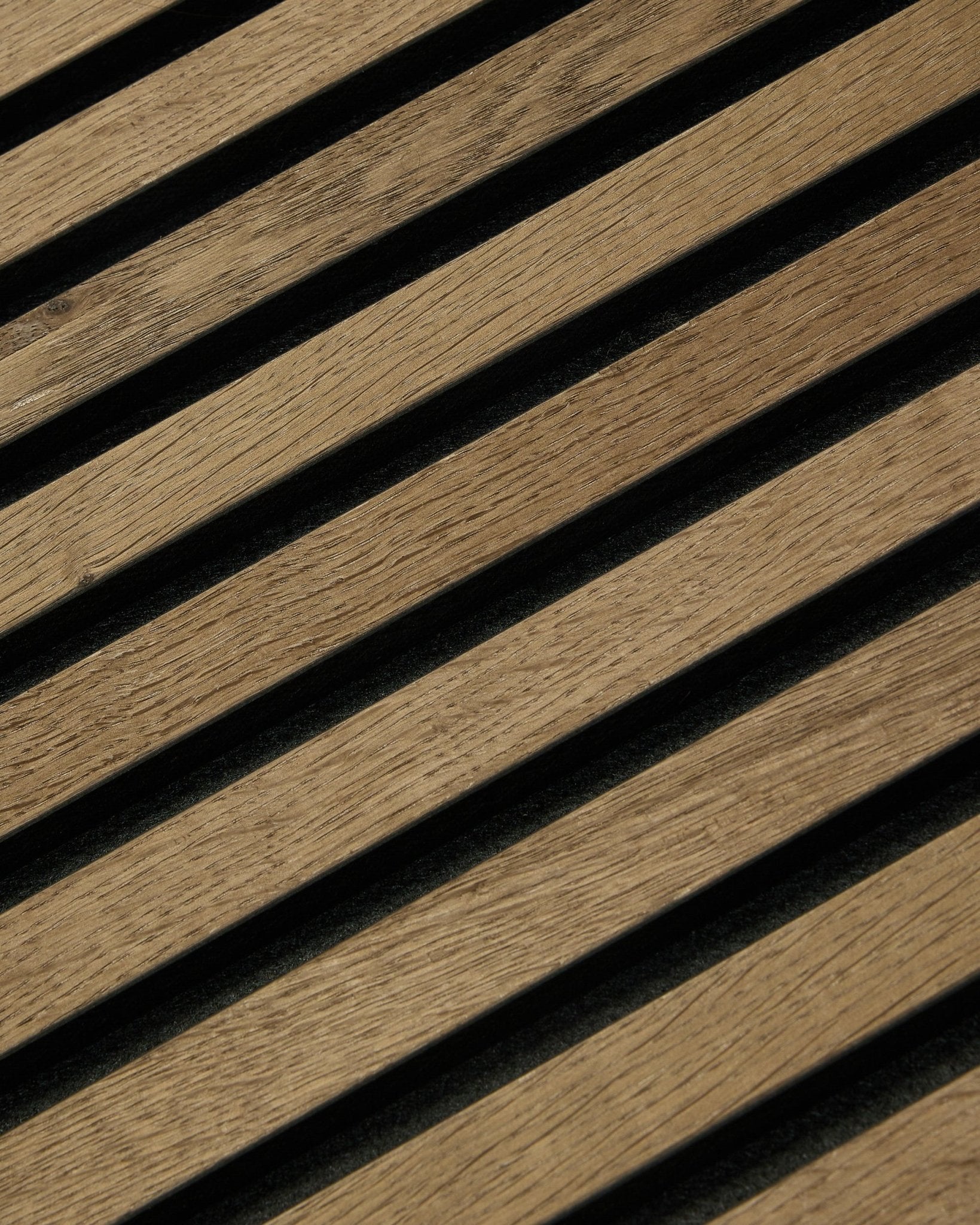Diagonale trælameller med mørke mellemrum danner striber på et 60x60 cm Rustic Akupixel Grey Oak Akustikpanel fra WoodUpp med moderne skandinavisk design.