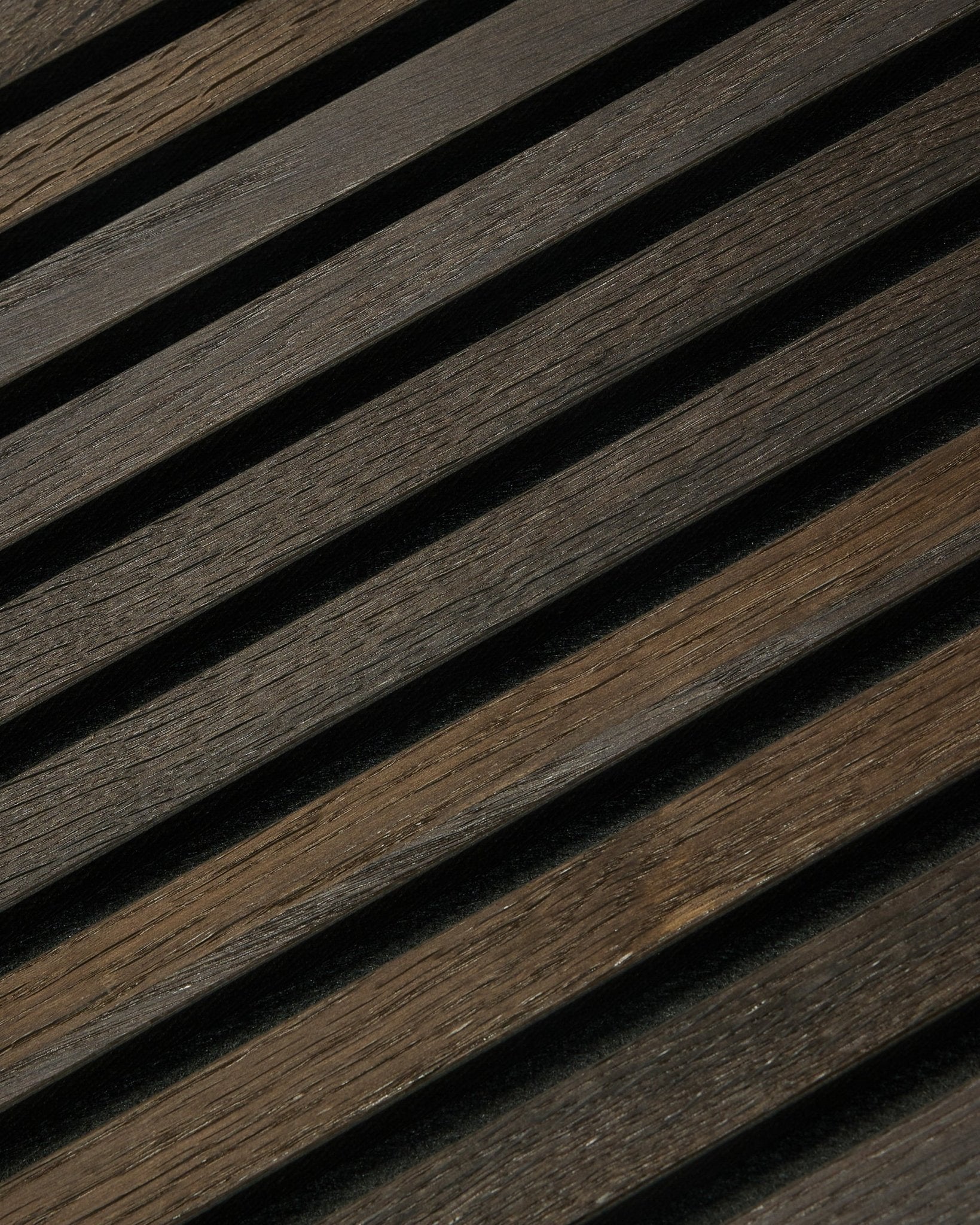 Nærbillede af WoodUpp Rustic Akupanel Akustikpanel i Smoked Oak (300x60 cm), som viser synlig træstruktur, minimalistisk nordisk stil og et lineært skyggemønster.