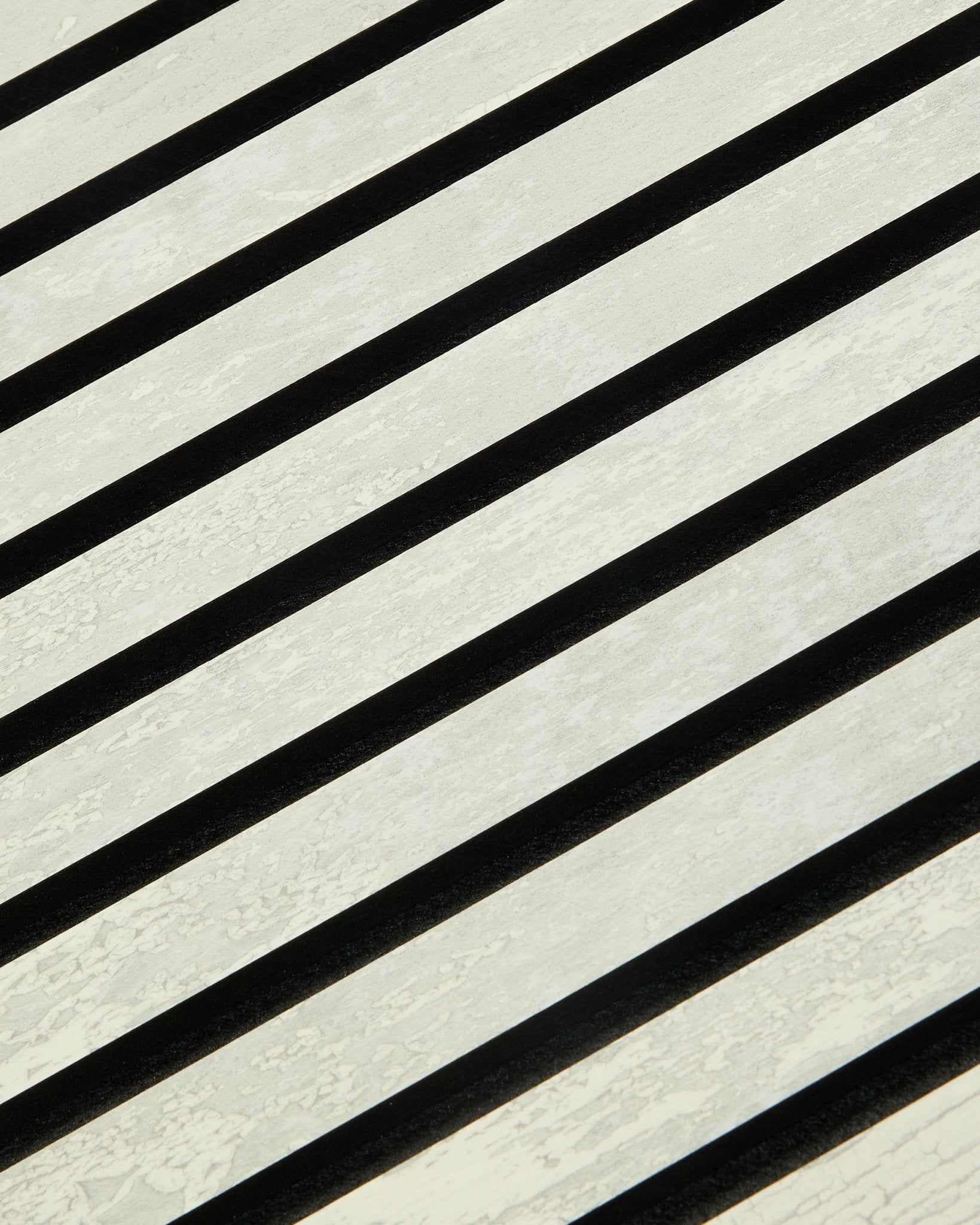 Akupanel Akustikpanel fra WoodUpp i Oxide White har black og hvide diagonale striber med en rillet lamelstruktur. Mål: 240 x 60 cm. Nordisk design.