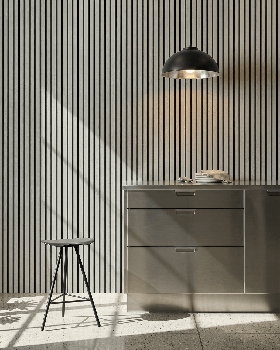 Minimalistisk køkken med et WoodUpp Akupanel akustikpanel i Oxide White med sort filt, 240x60 cm, som en lodret lamelvæg.