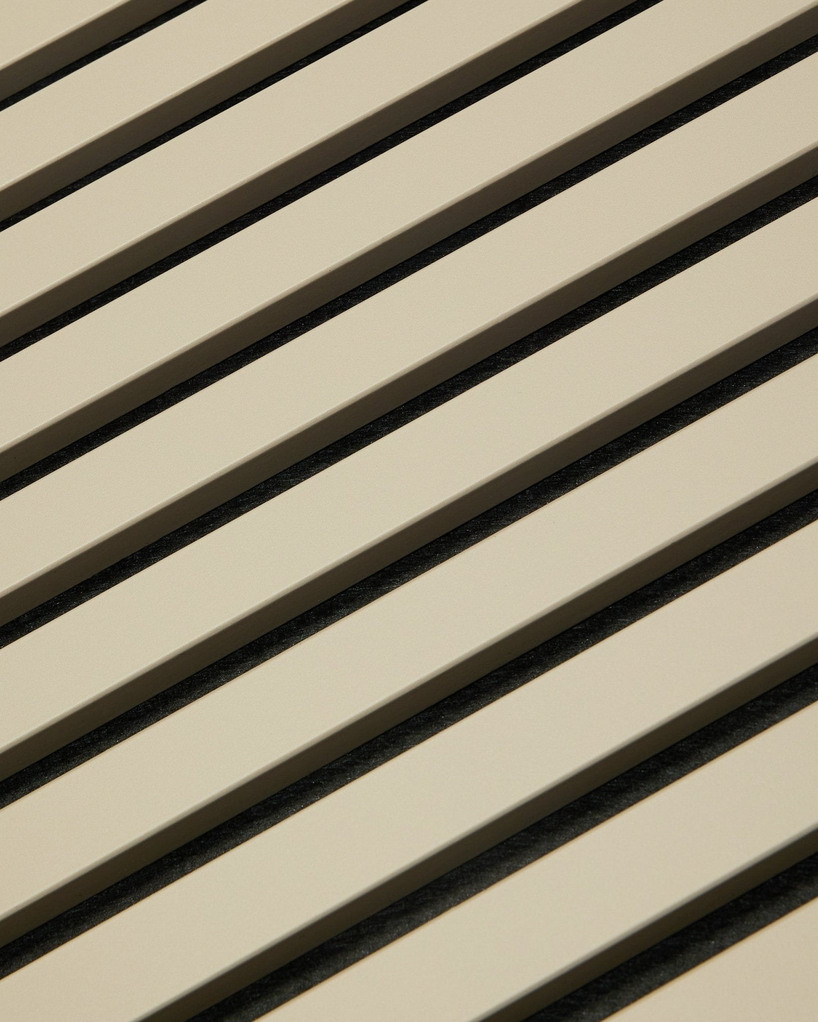 Hue Akupanel / Stone fra WoodUpp, et beige Akustikpanel med geometrisk lamelmønster, 240 x 60 cm, designet til at forbedre akustikken i indendørs rum.