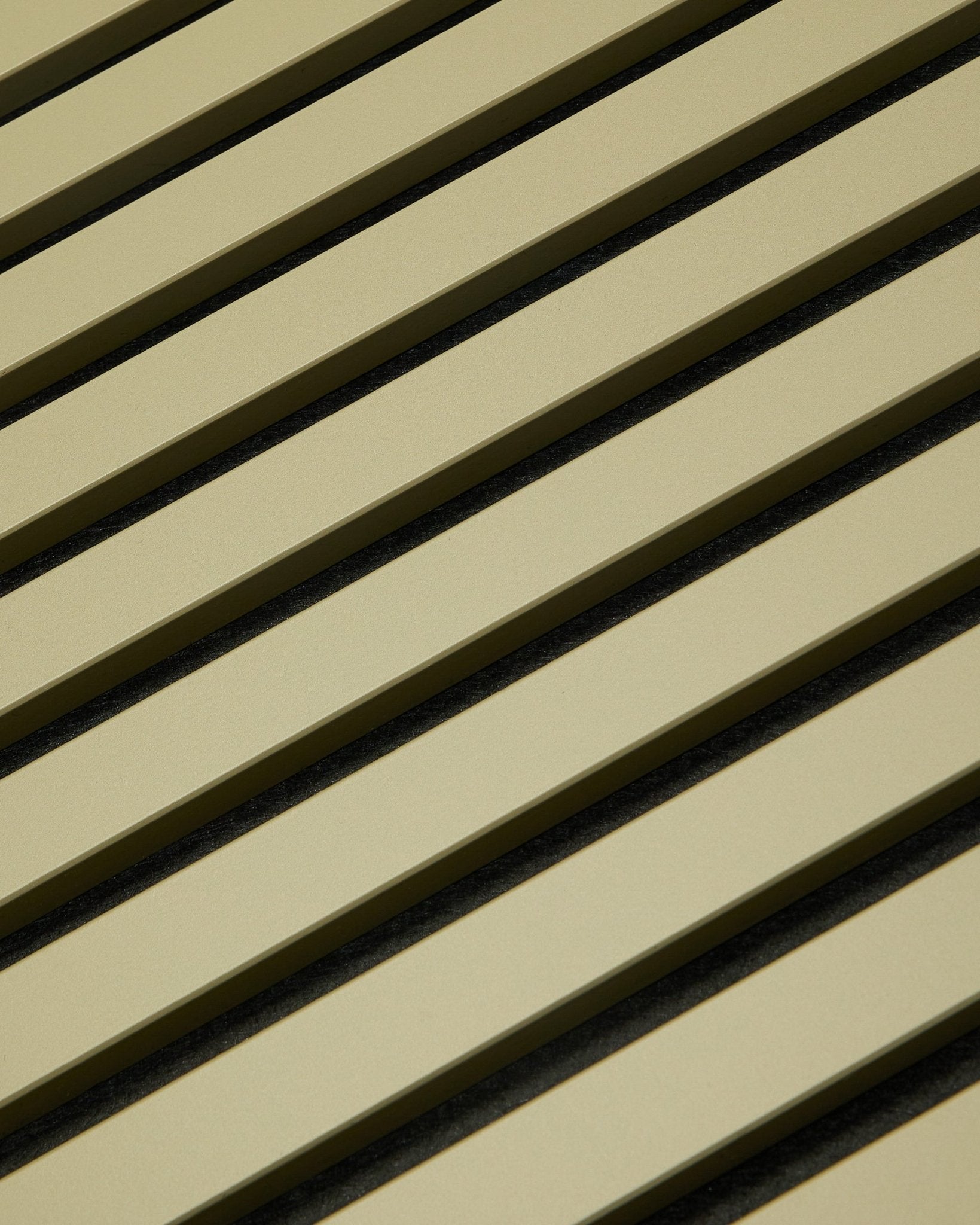 WoodUpp Hue Akupanel Moss (240 x 60 cm) Akustikpanel med beige trælameller og mørke mellemrum, som skaber et stribet, geometrisk mønster til lydabsorption.