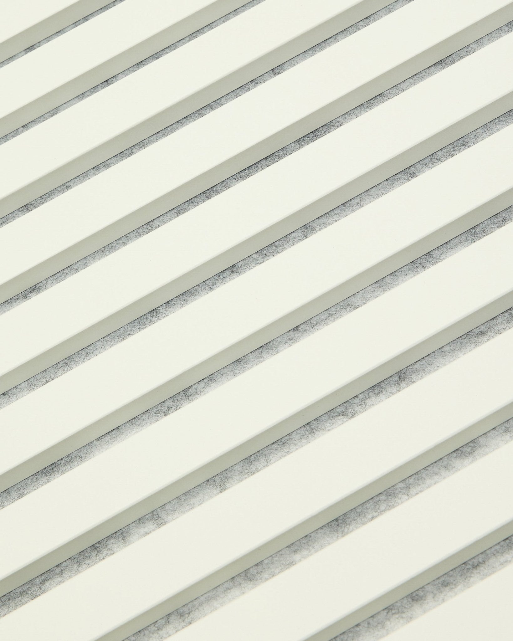 WoodUpp Akupanel Snow (240 x 60 cm) er et hvidt Akustikpanel med jævnt fordelte lameller og diskrete grå skygger, designet til moderne nordiske interiører.