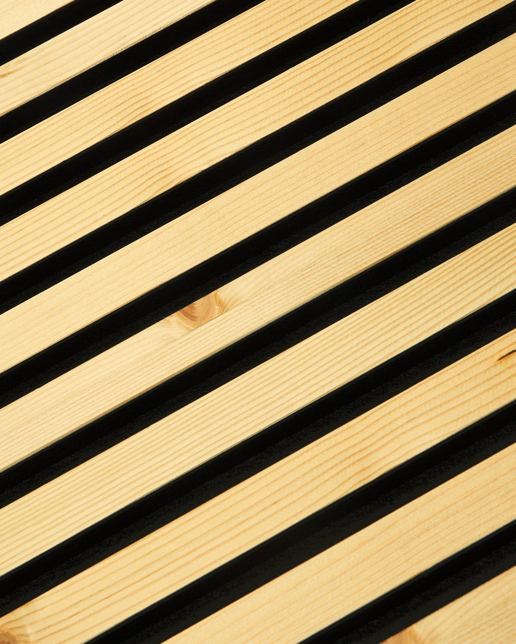 Nærbillede af WoodUpp Akupanel Rustic | Alp, 240 x 60 cm Akustikpanel med diagonale trælameller, mørke mellemrum og minimalistisk skandinavisk design.