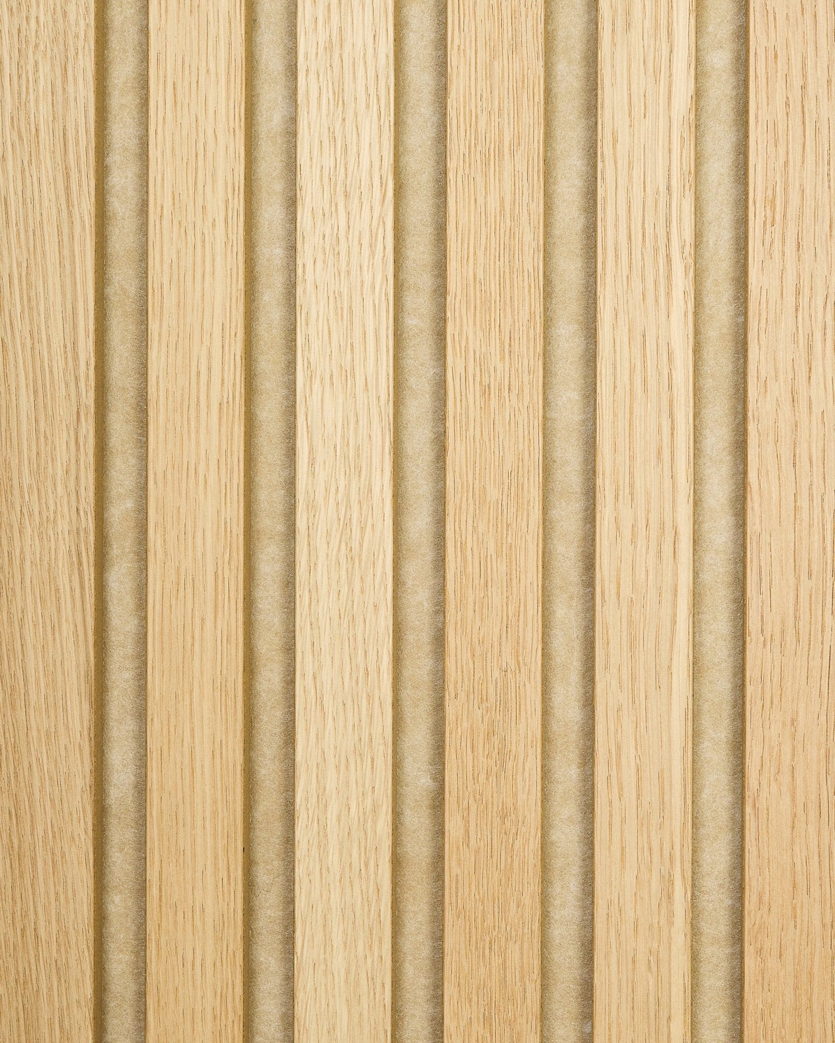 Prøve af Akupanel i Classic Oak med beige filtbagbeklædning, med akustiske trælister i lys eg og vertical riller, der giver en stribet, tekstureret overflade.