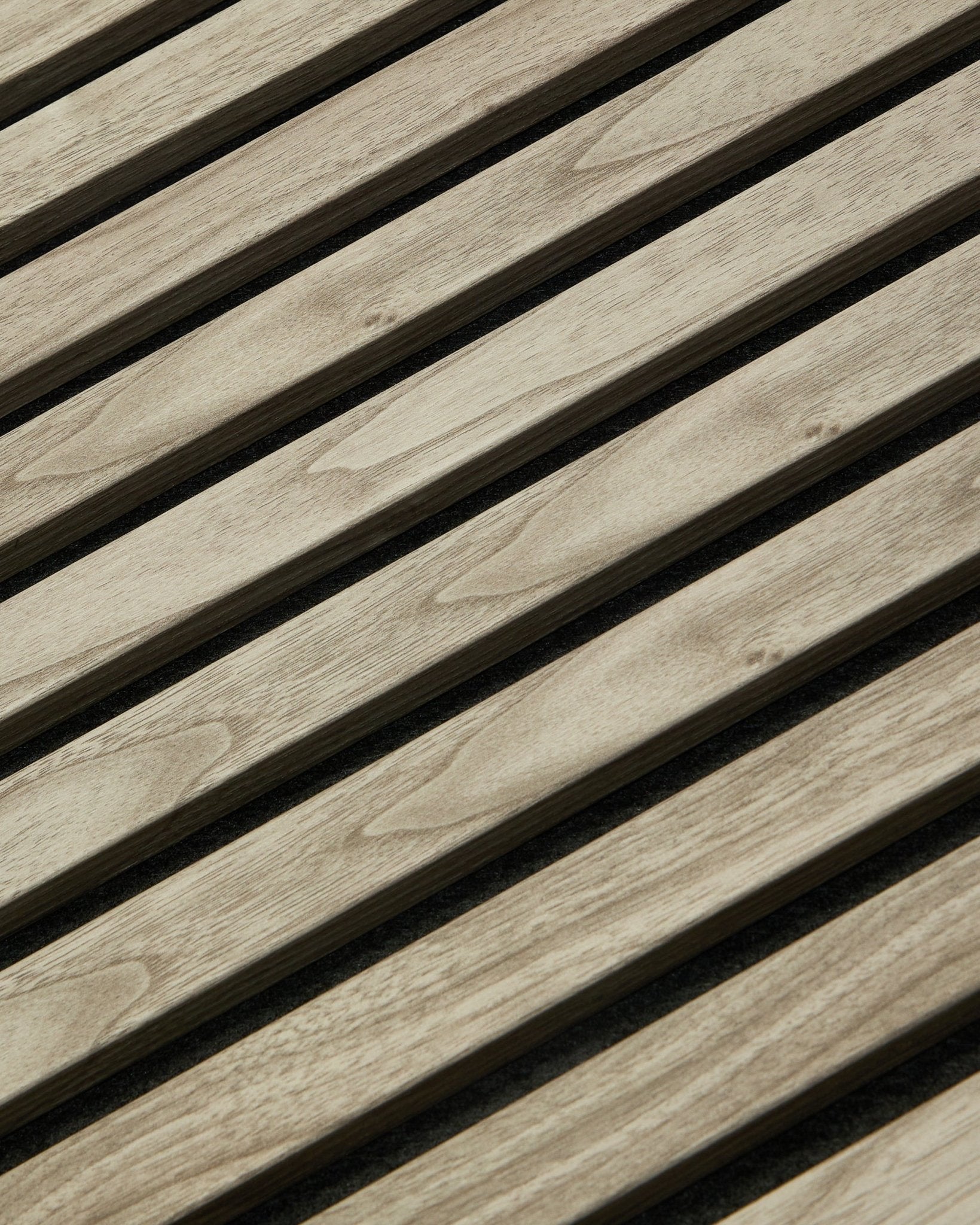 WoodUpp Akupanel Essential i Weathered Oak (240x60 cm) med synlig træstruktur og jævnt fordelte vertical lameller på en mørk akustikfilt-bagbeklædning.