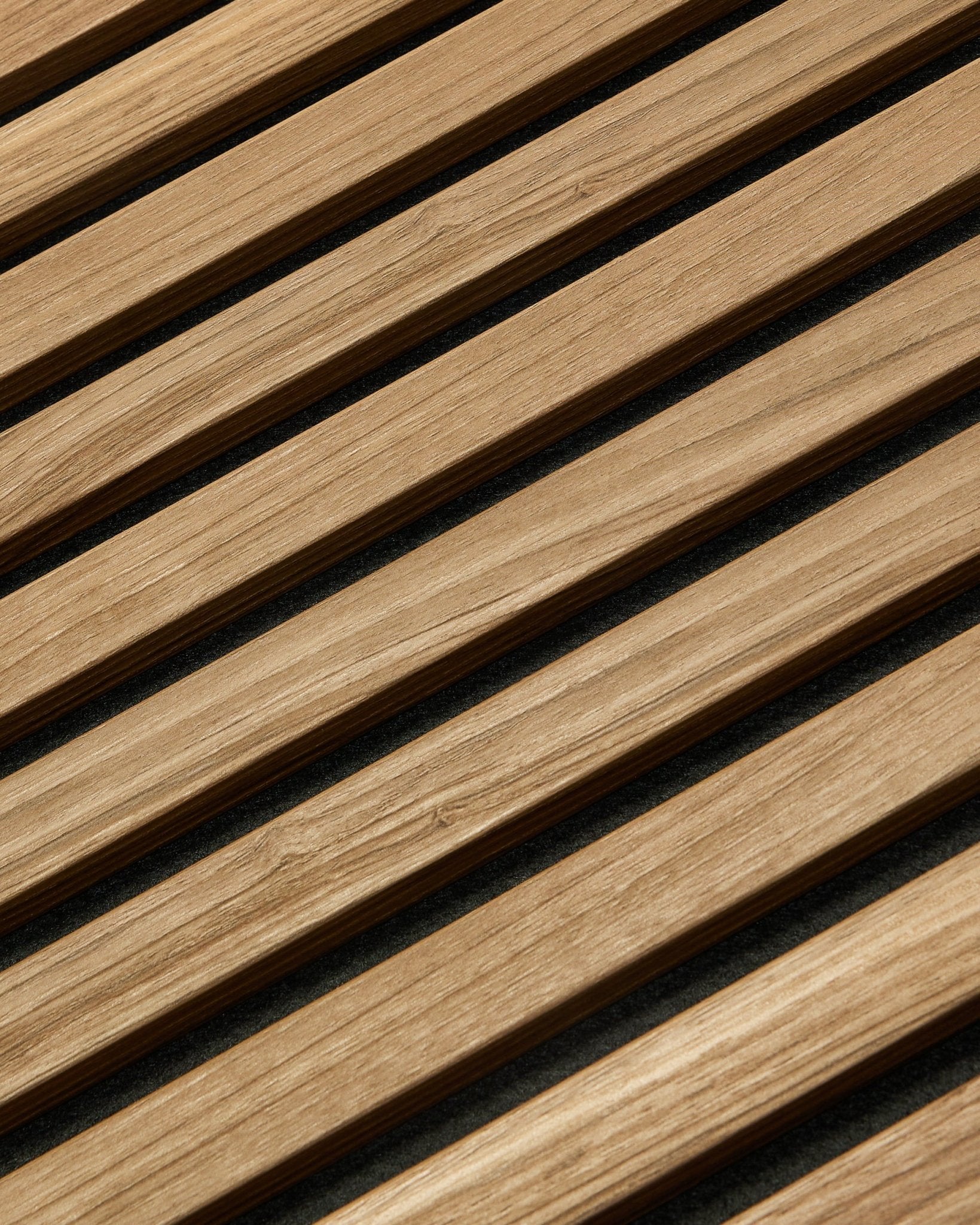 Diagonalt nærbillede af WoodUpp Akupanel Essential Akustikpanel i English Walnut, 240x60 cm, som viser en ensartet finish og mørk baggrund mellem hver trælamel.