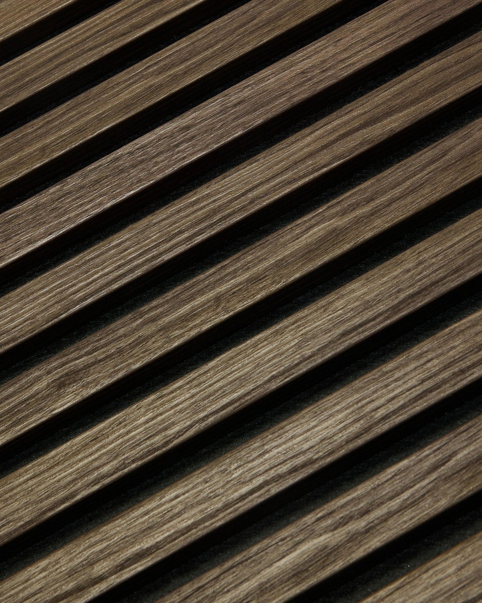 Nærbillede af WoodUpp Essential Akupanel i Black Oak, 240 x 60 cm, med diagonale trælameller med synlig åretegning, designet til forbedret akustik.