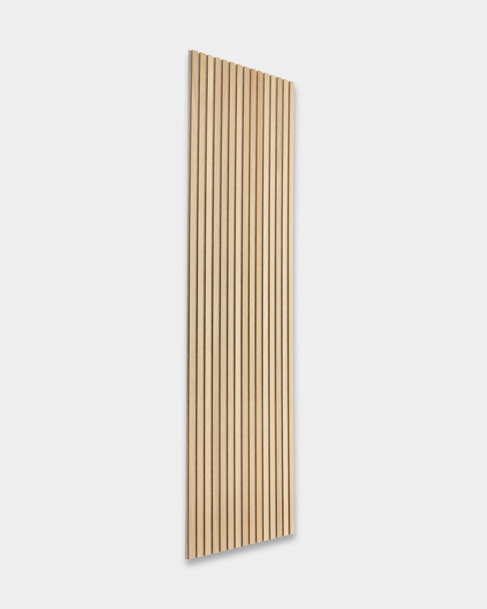 WoodUpp Akupanel akustiske træpaneler med rektangulært design og lodrette lameller med jævn afstand, vinklet på en minimalistisk lysegrå baggrund.