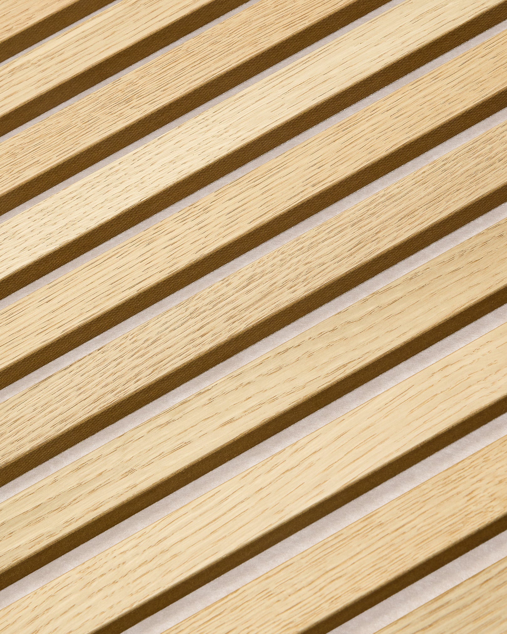 Nærbillede af WoodUpp Akupanel akustikpanel i Classic Oak med lys beige filt, 240x60 cm, med nordisk lamelstruktur og lydabsorberende design.