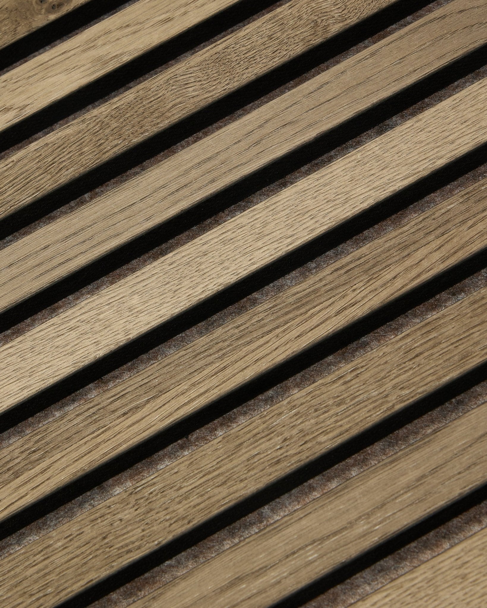 Nærbillede af WoodUpp Tonal Akupanel Akustikpanel i Grey Oak (240x60 cm), der viser jævnt fordelte diagonale lameller med natural oak åretegning og nordisk design.