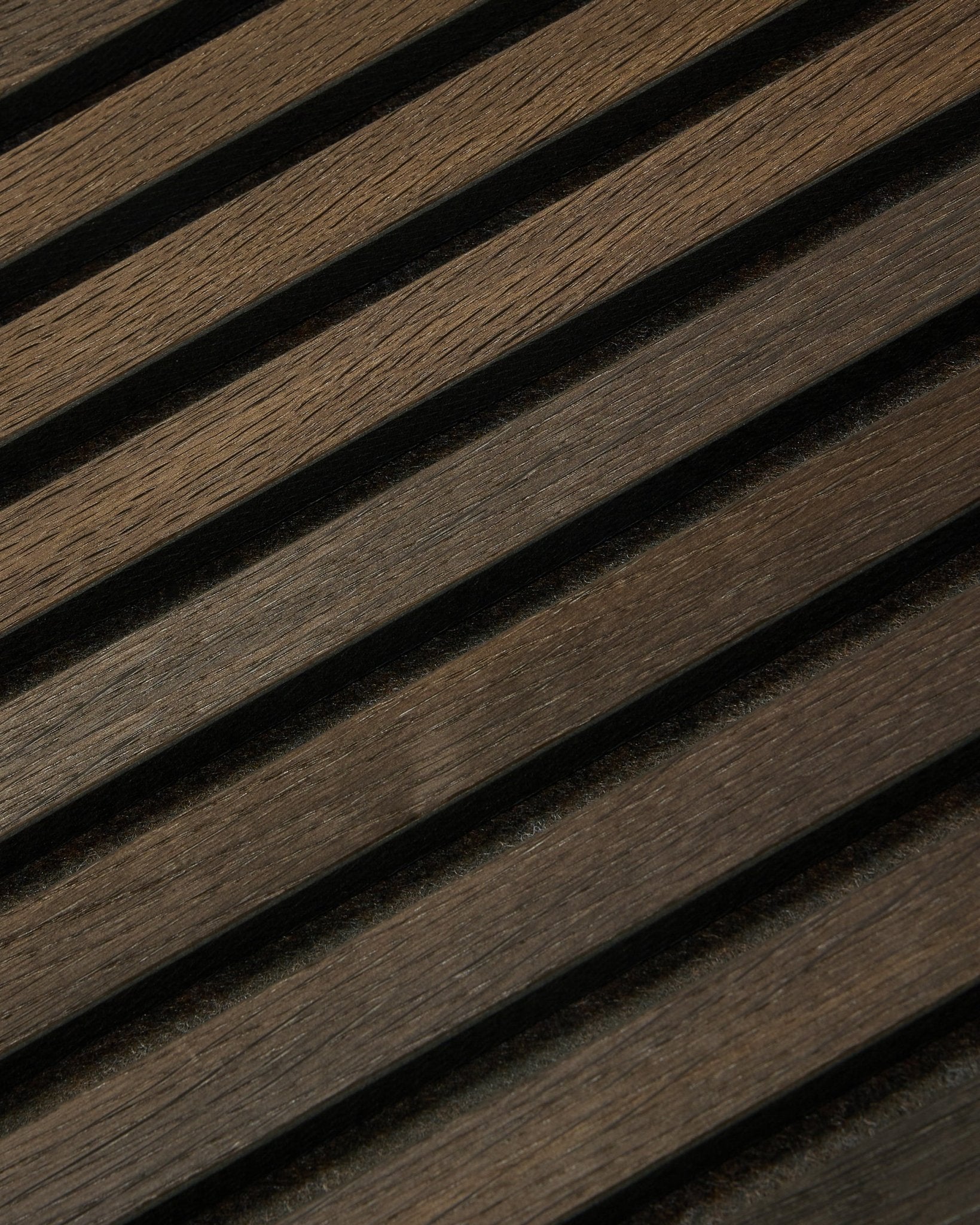 Nærbillede af Tonal Akupanel Akustikpanel i Smoked Oak (240 x 60 cm) fra WoodUpp med diagonale, teksturerede nordiske lameller i skandinavisk design.