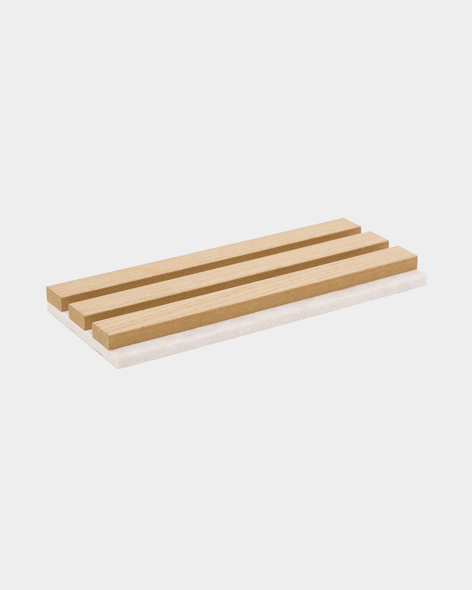 Rektangulær sæbeskål i træ med tre lameller, designet til at supplere WoodUpp Akupanel-prøver i Natural Wood eller Classic Oak med lys beige filt.