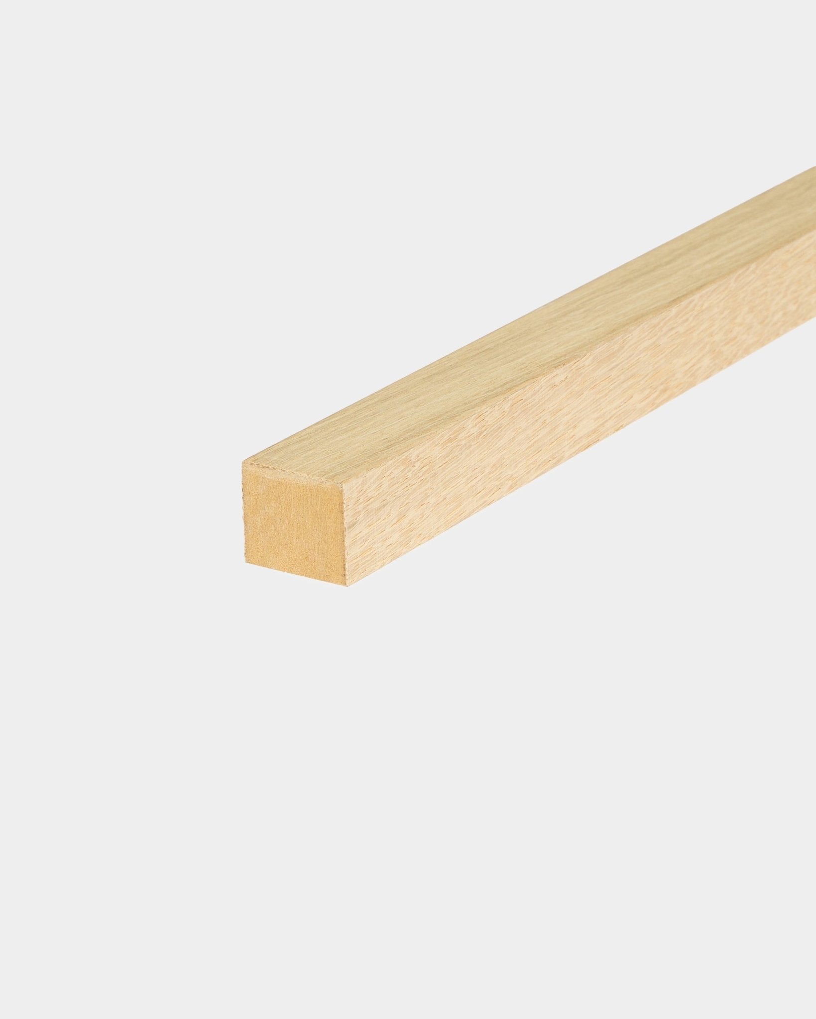 WoodUpp End Lamella i Classic Oak, 2,2 cm tyk, designet til Akupanel Akustikpanel montering eller MDF-rammer, vist på en enkel hvid baggrund.