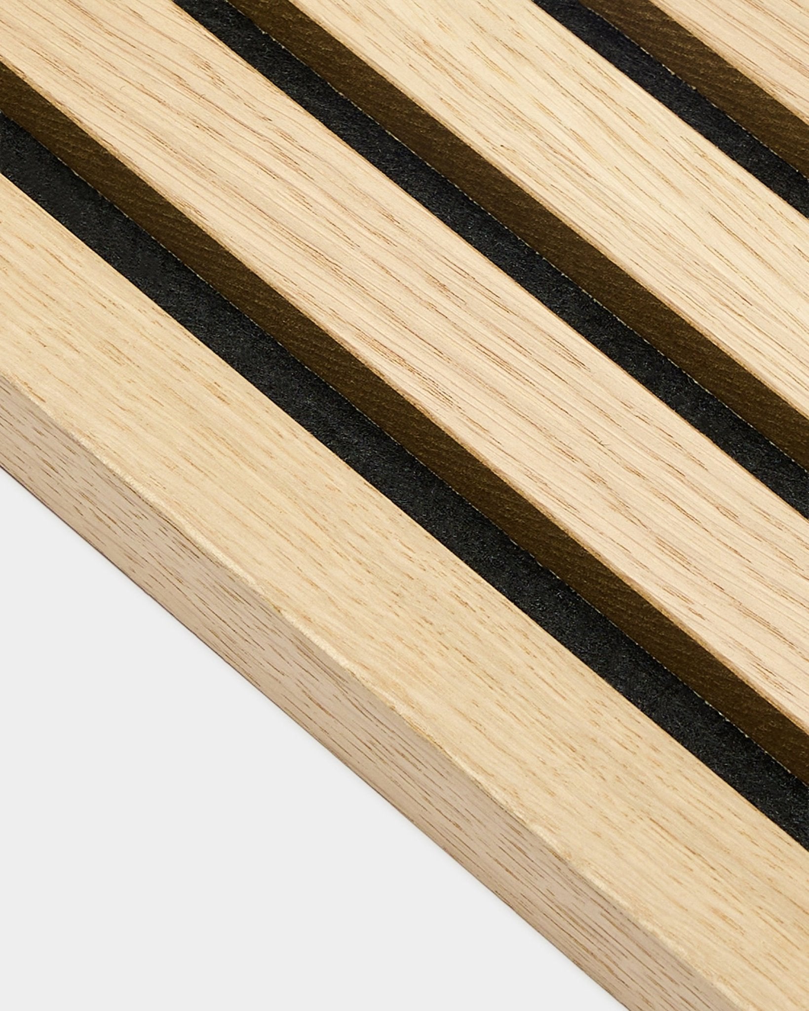 Nærbillede af WoodUpp Akupanel Classic Oak End Lamella, 2,2 cm tyk, med parallelle black og brown striber, som kendetegner nordiske akustikpaneler.