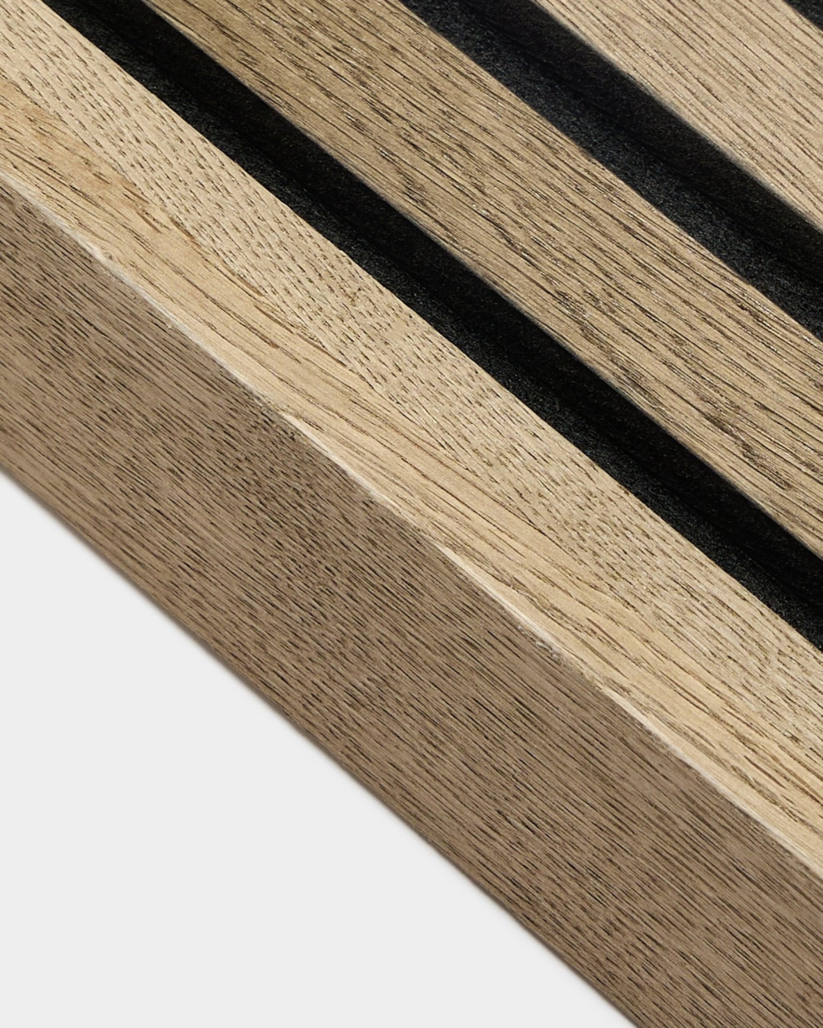 Close-up of WoodUpp Akupanel accessory: end lamella in Rustic Grey Oak (6.7 cm) with dark, narrow grooves along light Nordic wood grain and textured surface.