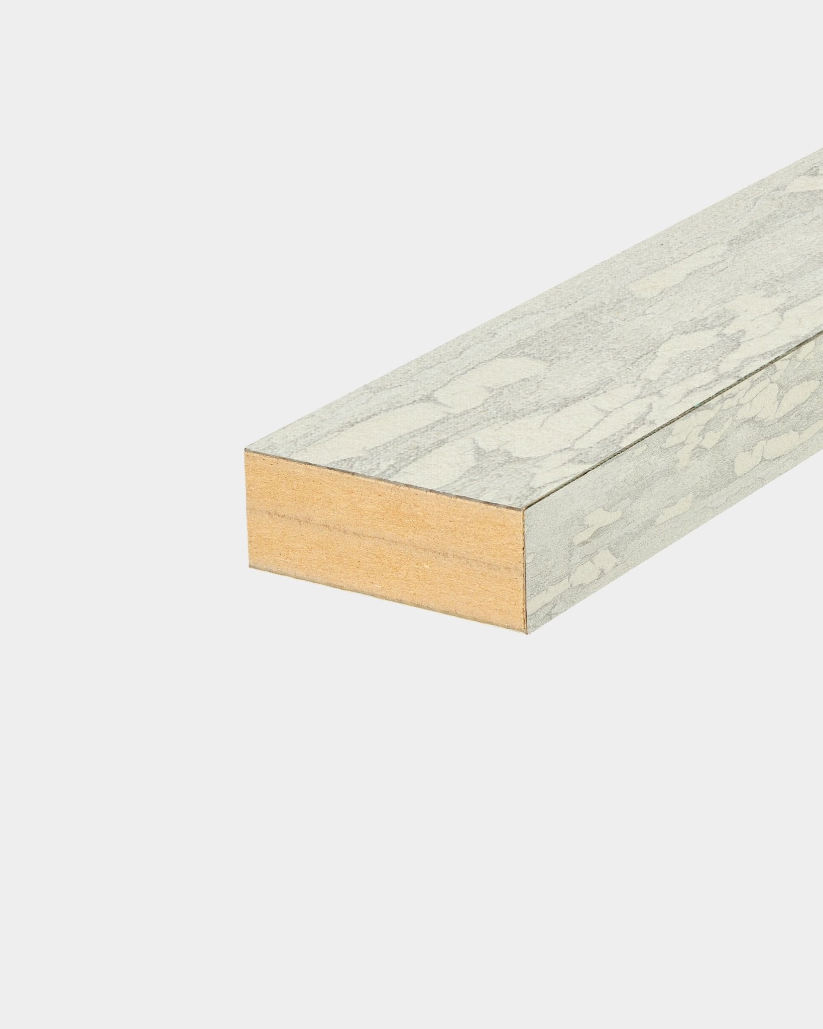 WoodUpp Akupanel endelameller i Oxide White, 6,7 cm brede, med en struktureret lysegrå finish, designet til installationer af akustikpaneler eller slatwall-paneler.