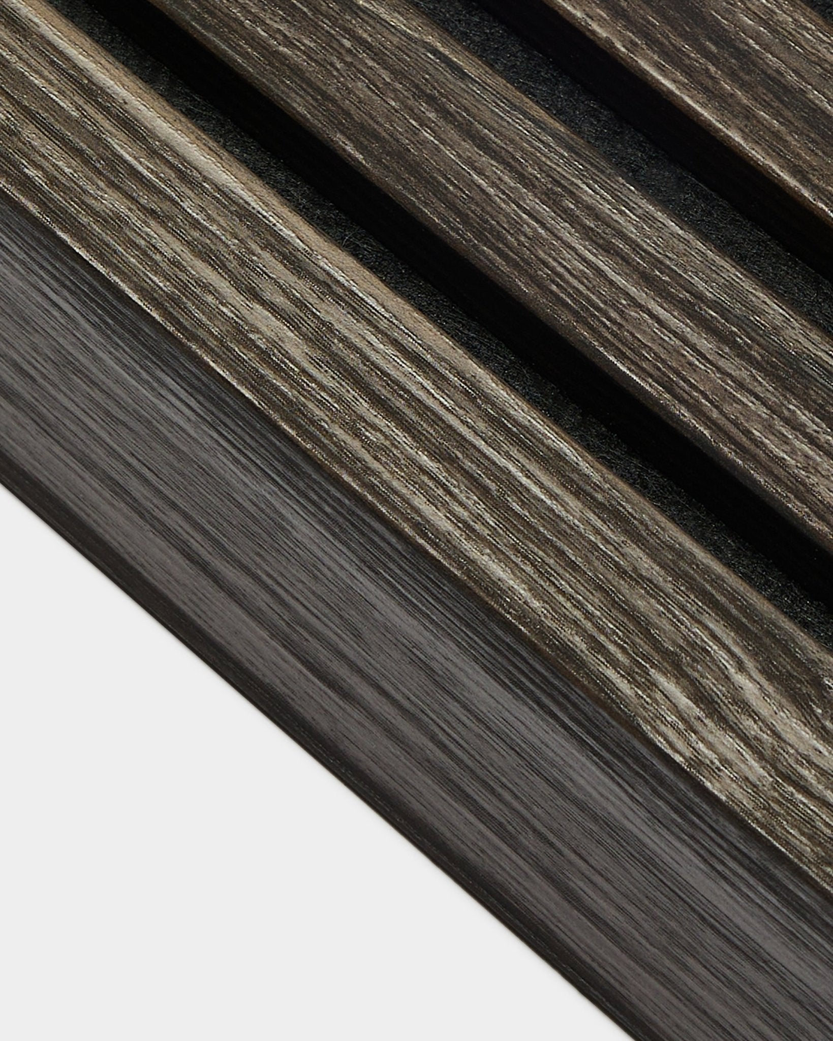 Close-up of WoodUpp Akupanel installation detail in Black Oak, 6.7 cm end lamellae arranged diagonally with finished panel edging on a light background.