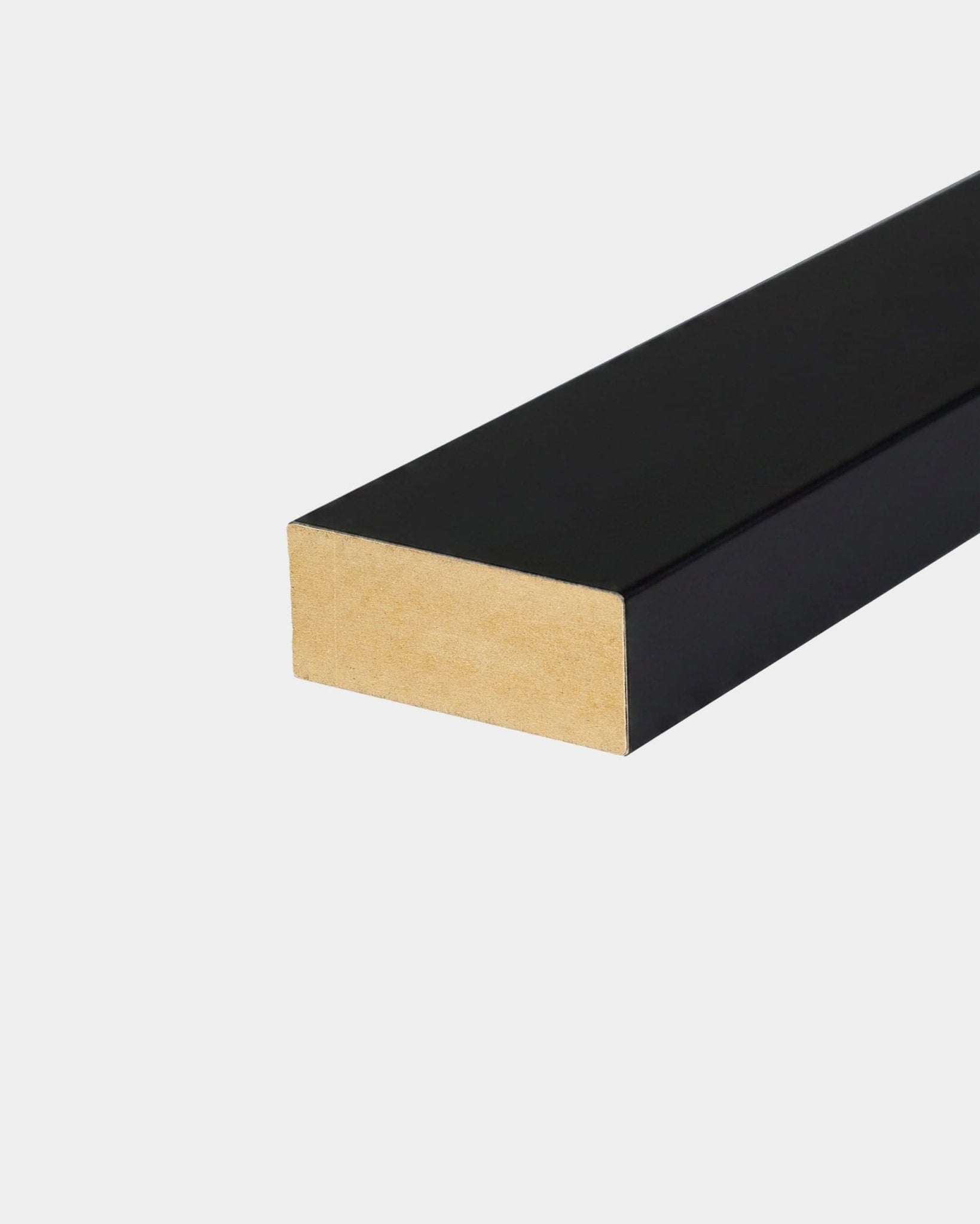 WoodUpp End Lamella, sortbeklædt, 240 x 6,7 cm MDF med sort overflade på tre sider og naturtræ i enderne til problemfri montering af Akupanel-akustikpaneler.