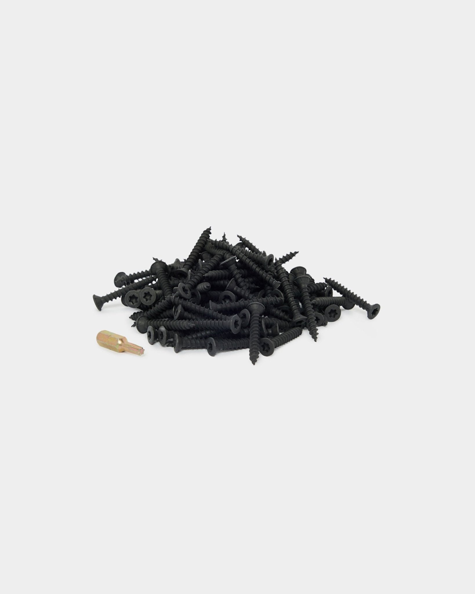 WoodUpp monteringssæt med 100 black skruer og gule rawlplugs, designet til projekter med Akupanel akustiske træpaneler. Vist på en hvid baggrund.