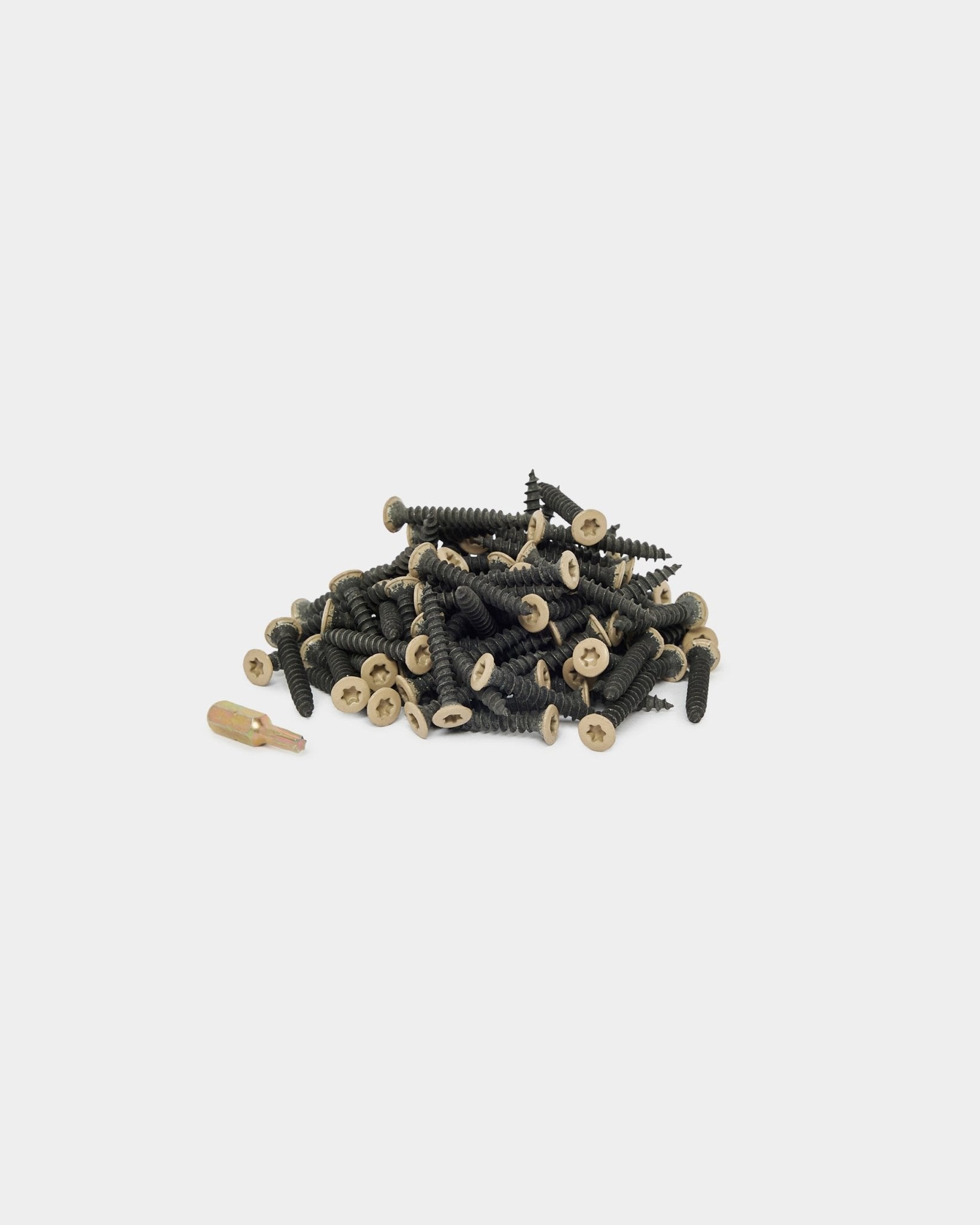 100 beige skruer og en rawlplug til montering af WoodUpp-akustikpaneler, vist på en enkel hvid baggrund.