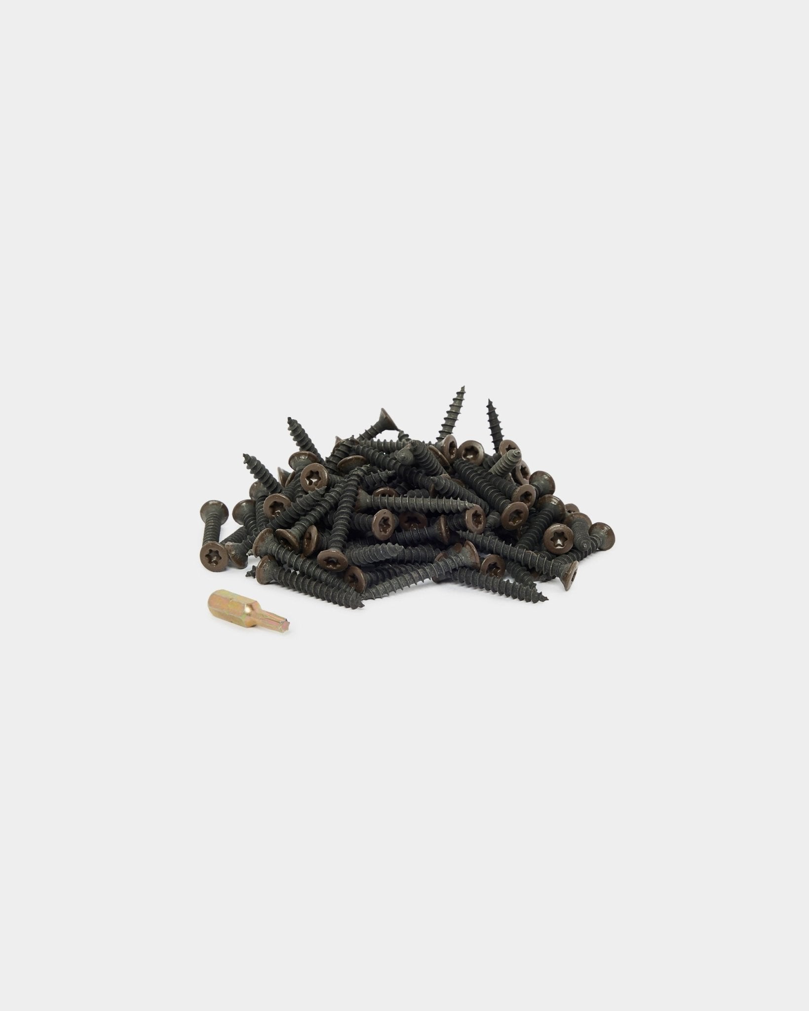 WoodUpp bronzed brown monteringsskruer (100 stk.) og en enkelt beige rawlplug vist på en enkel hvid baggrund, udviklet til Akustikpanel montering.