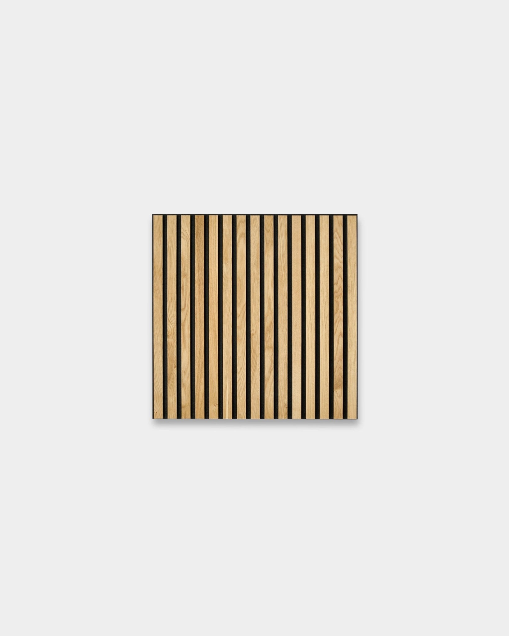 WoodUpp Akupixel Rustic Natural Oak 60x60cm Akustikpanel med vertical lys eg og black striber, vist på en enkel lysegrå baggrund.