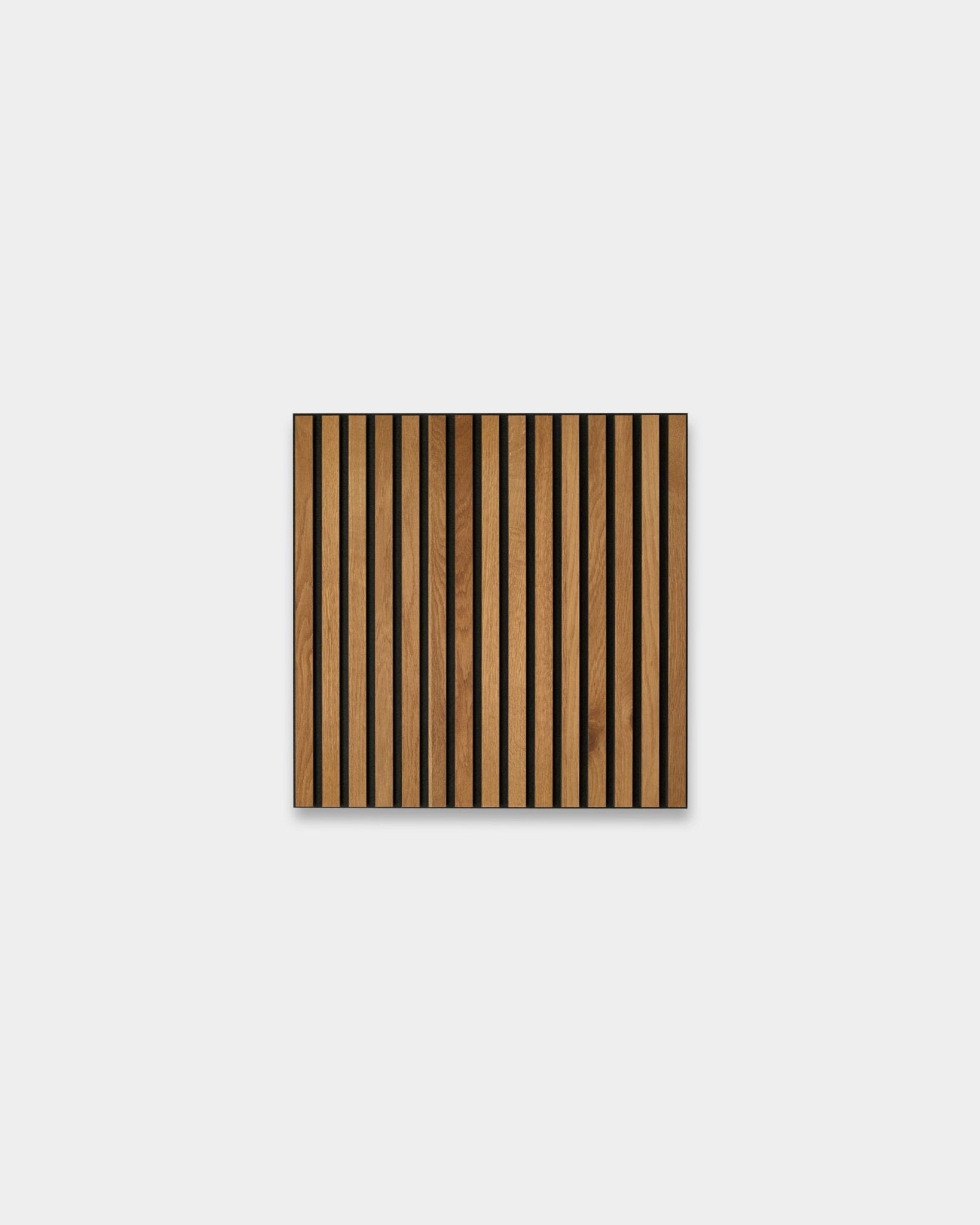Akupixel Brown Oak 60x60 cm Akustikpanel fra WoodUpp har nordisk design med skiftevis lyse brown trælameller og black striber på en grå baggrund.