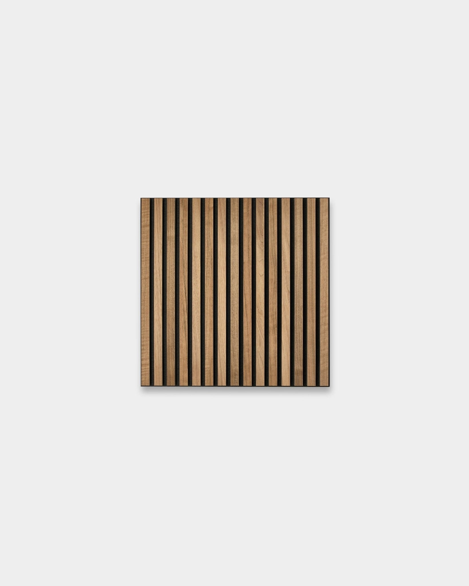WoodUpp Akupixel Akustikpanel i valnød, 60 x 60 cm, har et skandinavisk lameldesign med skiftende lyse og mørke træstriber på en grå base.