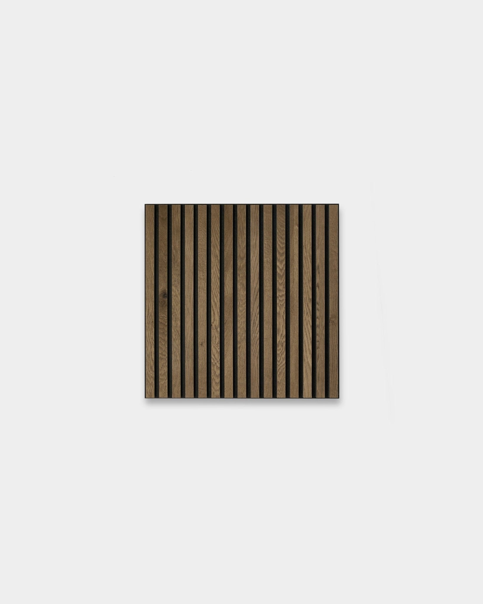 WoodUpp Akupixel Grey Oak 60x60 cm: kvadratisk skandinavisk Akustikpanel med vertical mørke og lyse egetræslameller på en lysegrå baggrund.