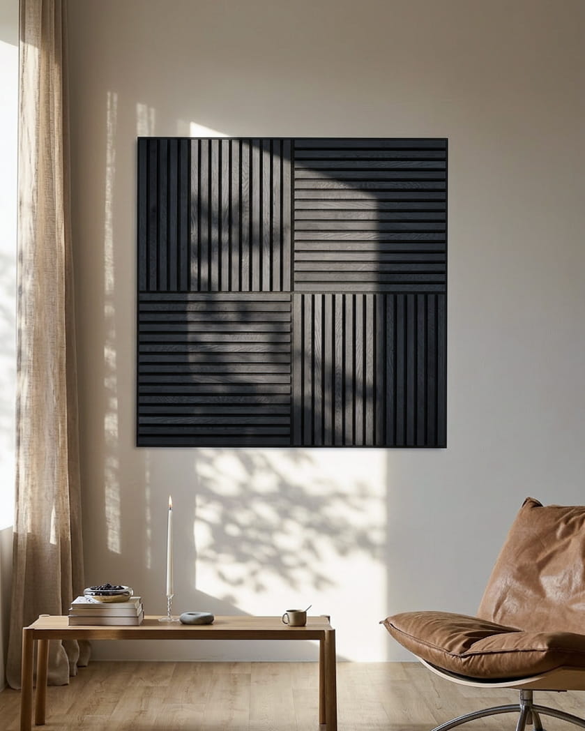WoodUpp Akupixel akustikpanel, 60x60 cm, har sorte asketræslameller på filtbagside; minimalistisk skandinavisk design, der passer til moderne interiør.