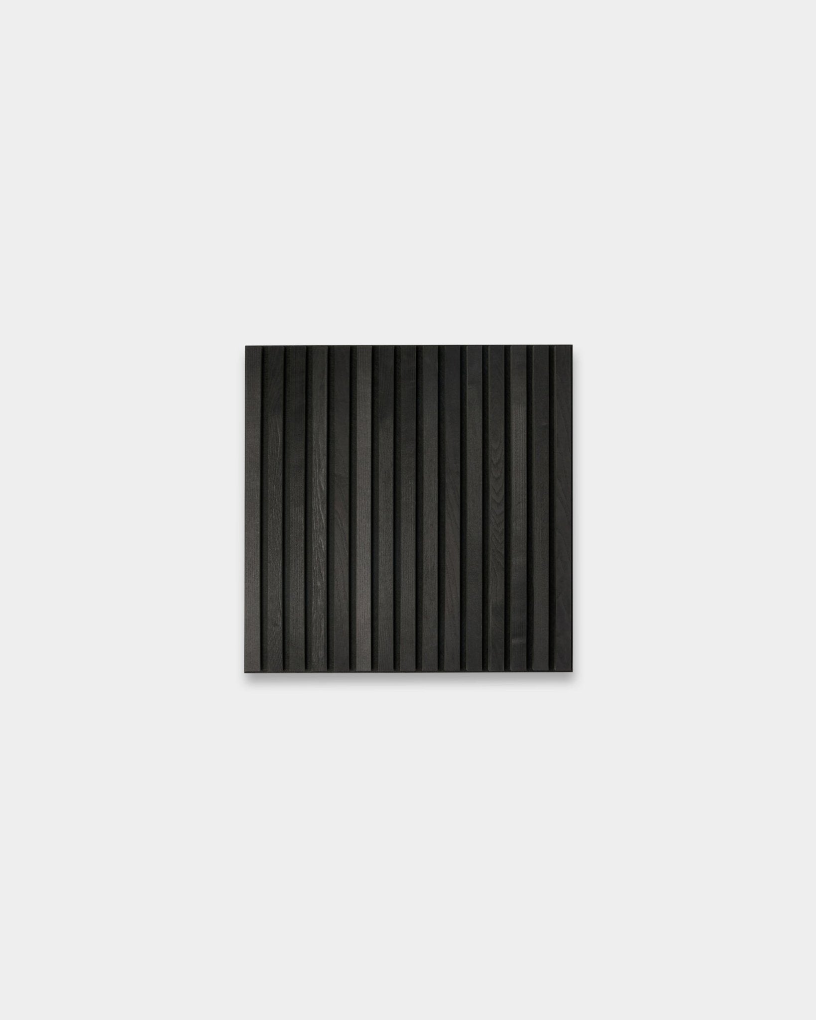 WoodUpp Akupixel Black Ash Akustikpanel, 60x60 cm, med vertical riller til minimalistiske nordiske indretninger; en del af Tonal kollektion.