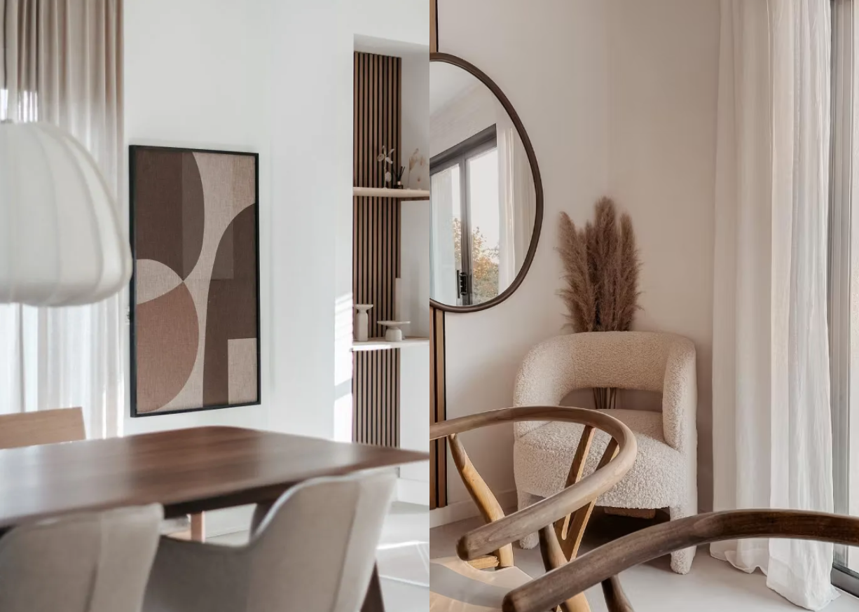 Minimalistisk nordisk bolig med neutrale toner, Akupanel akustisk træpanel som vægkunst, rundt spejl, beige accentstol, spisebord i træ og pampasgræs i midten.