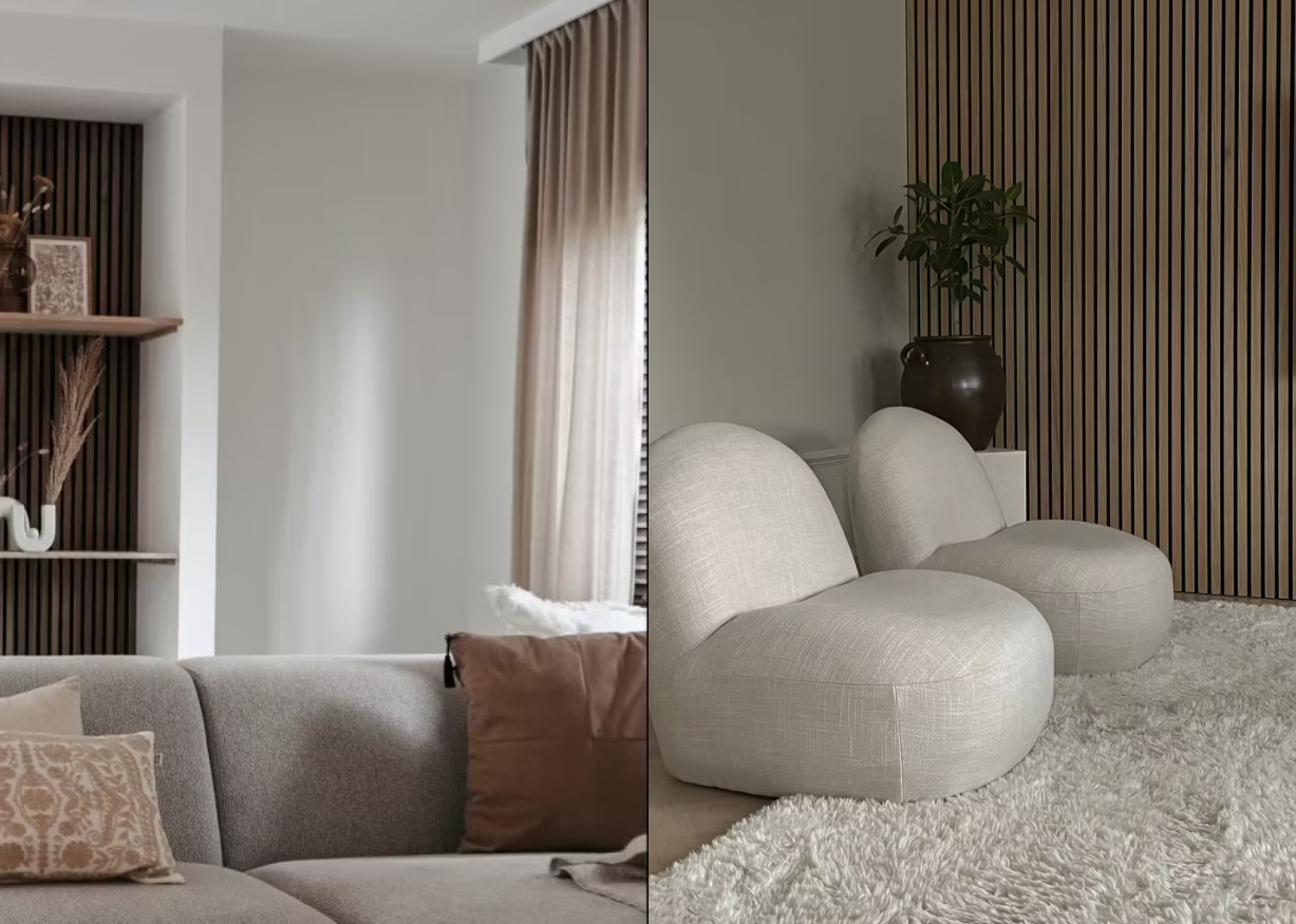 Moderne stue med neutralfarvede sofaer, tekstureret tæppe og en accentvæg med akustikpaneler af trælameller, oplyst af blødt naturligt lys fra store vinduer.