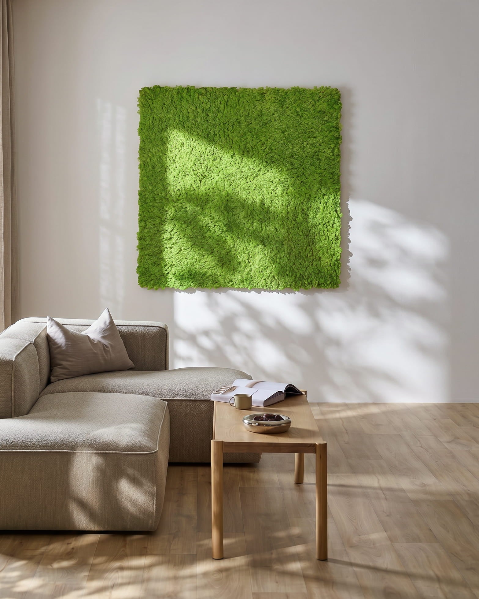 Moderne stue med en beige sofa og WoodUpp Akupixel akustikpanel i Moss / Apple Green, 60x60 cm, monteret på væggen. Sollyset kaster skygger i nærheden.