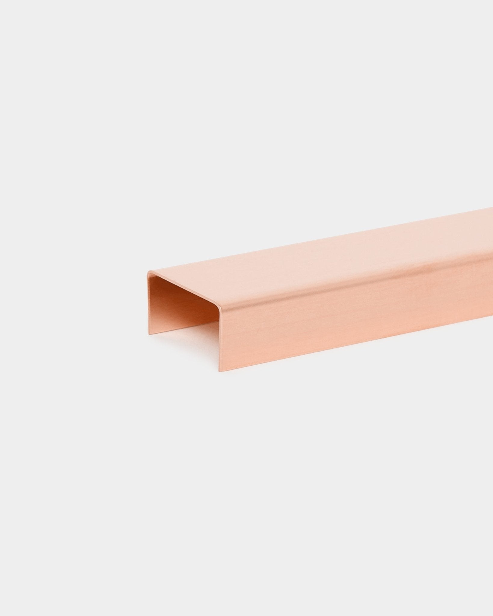 Liva | Cover / Copper, 20 cm fra WoodUpp er et rektangulært copper-tilbehør til Akupanel akustikpaneler, vist på en ensfarvet hvid baggrund.