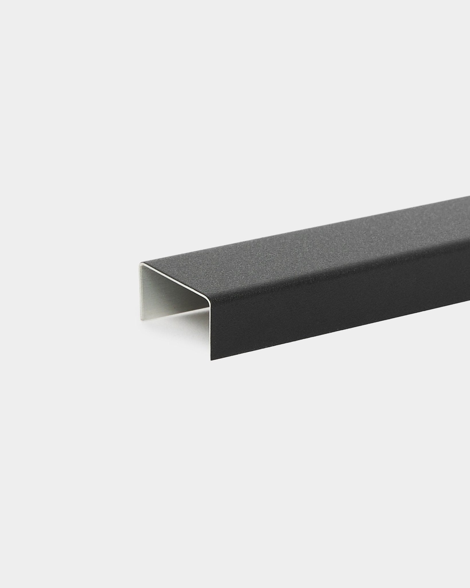 Black aluminum Liva cover (60 cm) fra WoodUpp, designet som tilbehør eller metalafslutning til akustikpaneler eller dekorative væginstallationer.