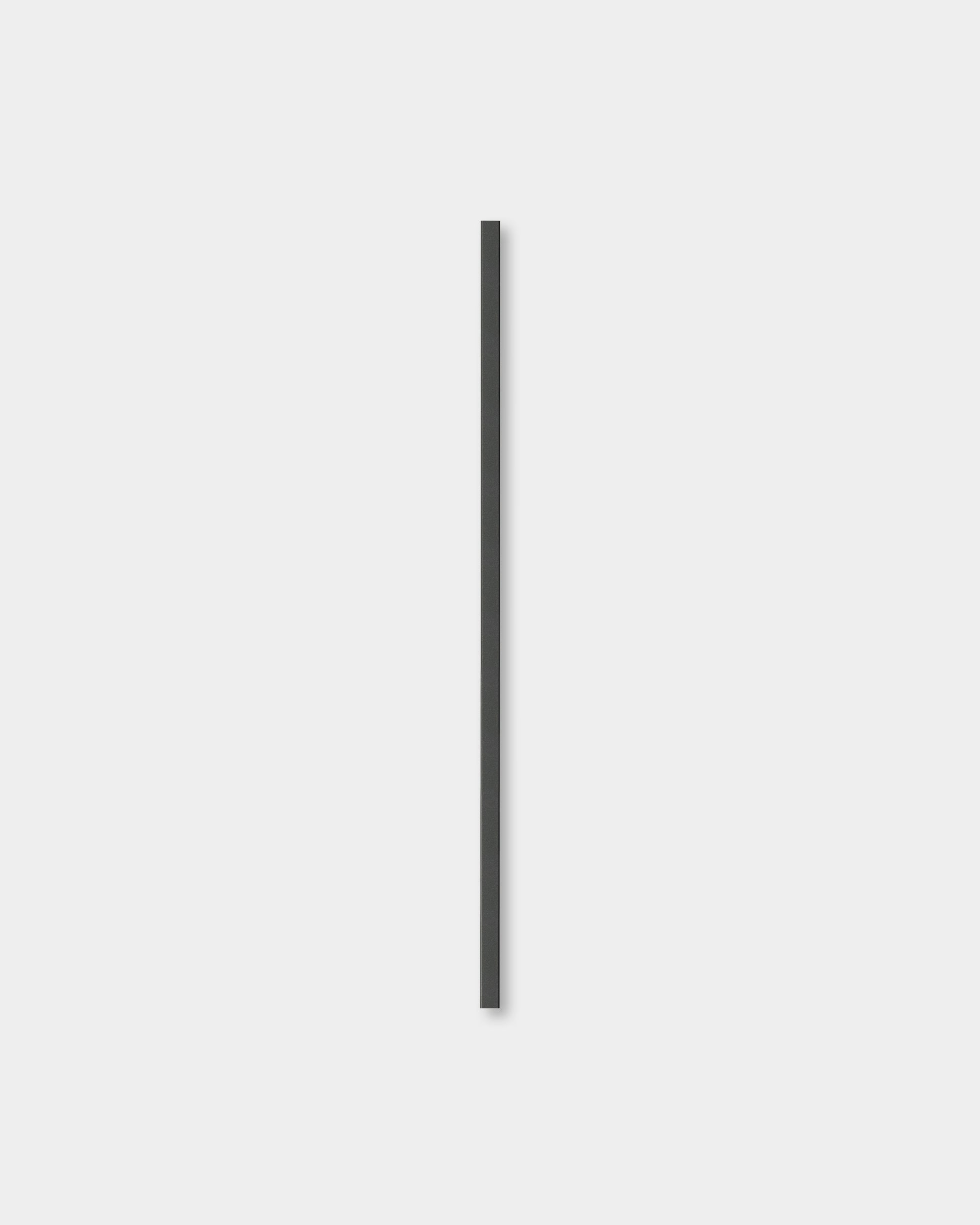 Liva | Cover i black aluminium, 120 cm fra WoodUpp, designet som et vertical cover til Akupanel akustiske træpaneler eller minimalistiske nordiske indretninger.
