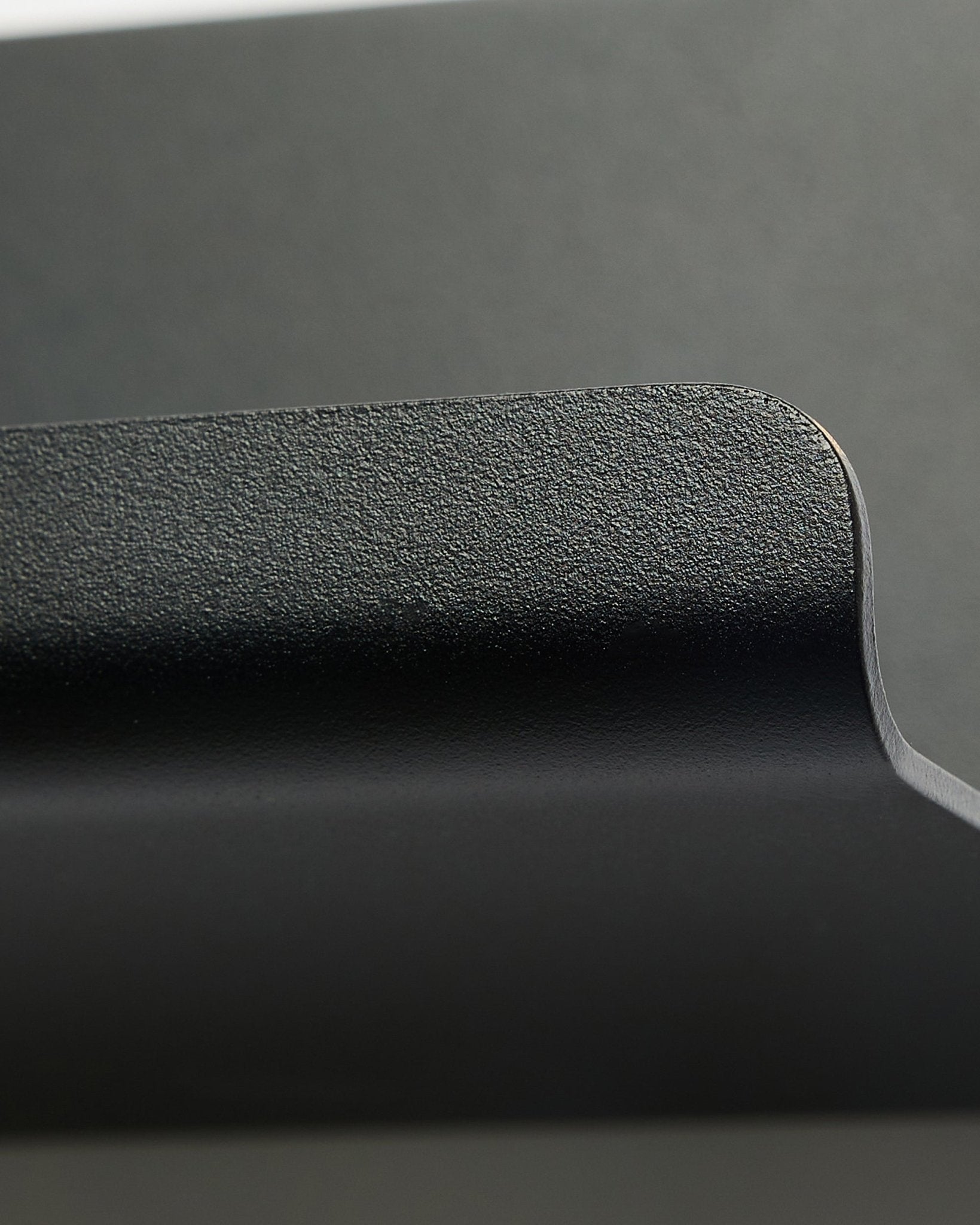 Norr | Bred hylde fra WoodUpp i black, 75,9 cm, med en tekstureret, buet kant og et minimalistisk nordisk design mod en glat grå baggrund.