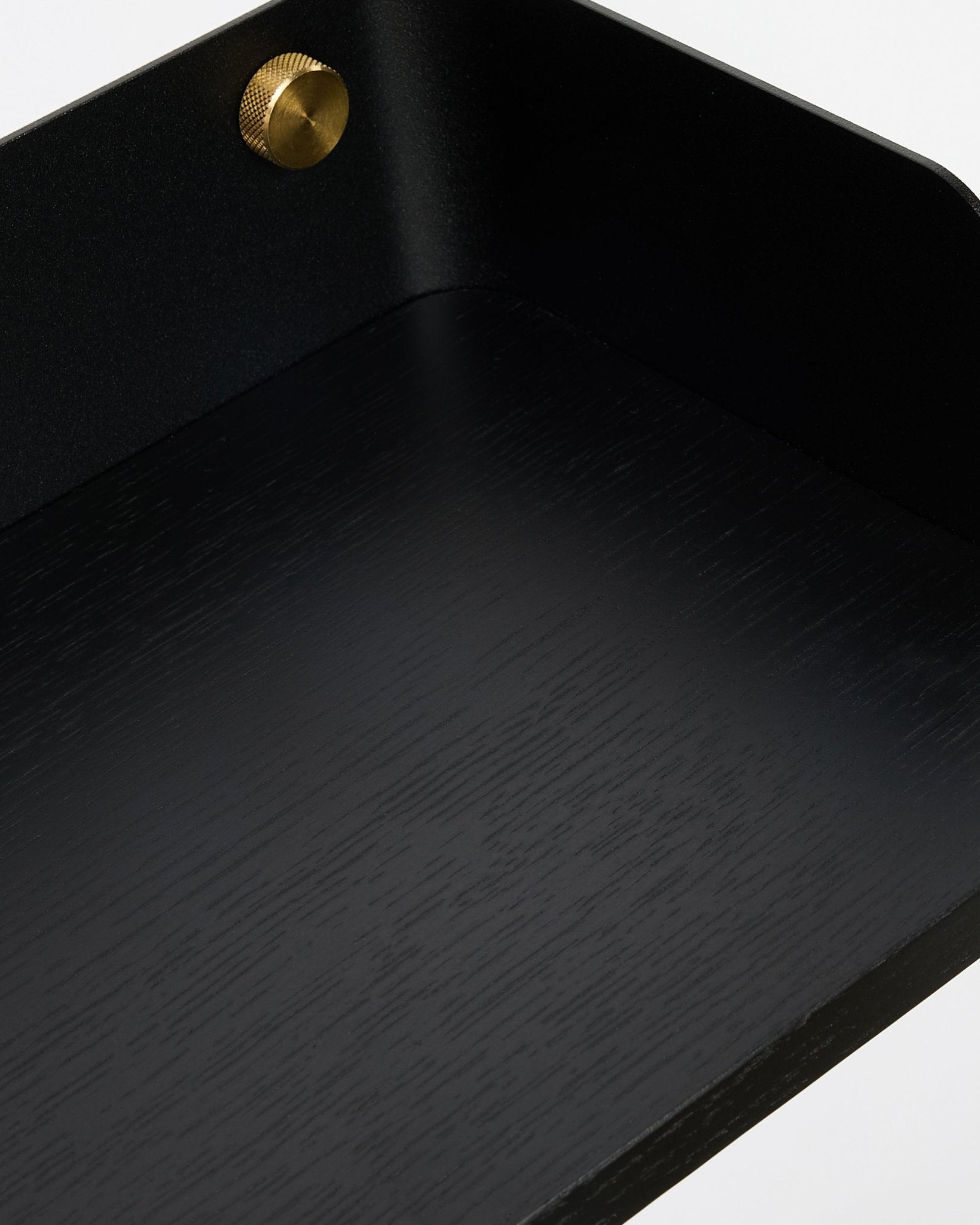 Nærbillede af WoodUpp Linn boghylde i Black Oak (55,9 cm), som viser nordisk træstruktur og gylden skruedetalje, designet til at passe sammen med Akupanel kollektion.