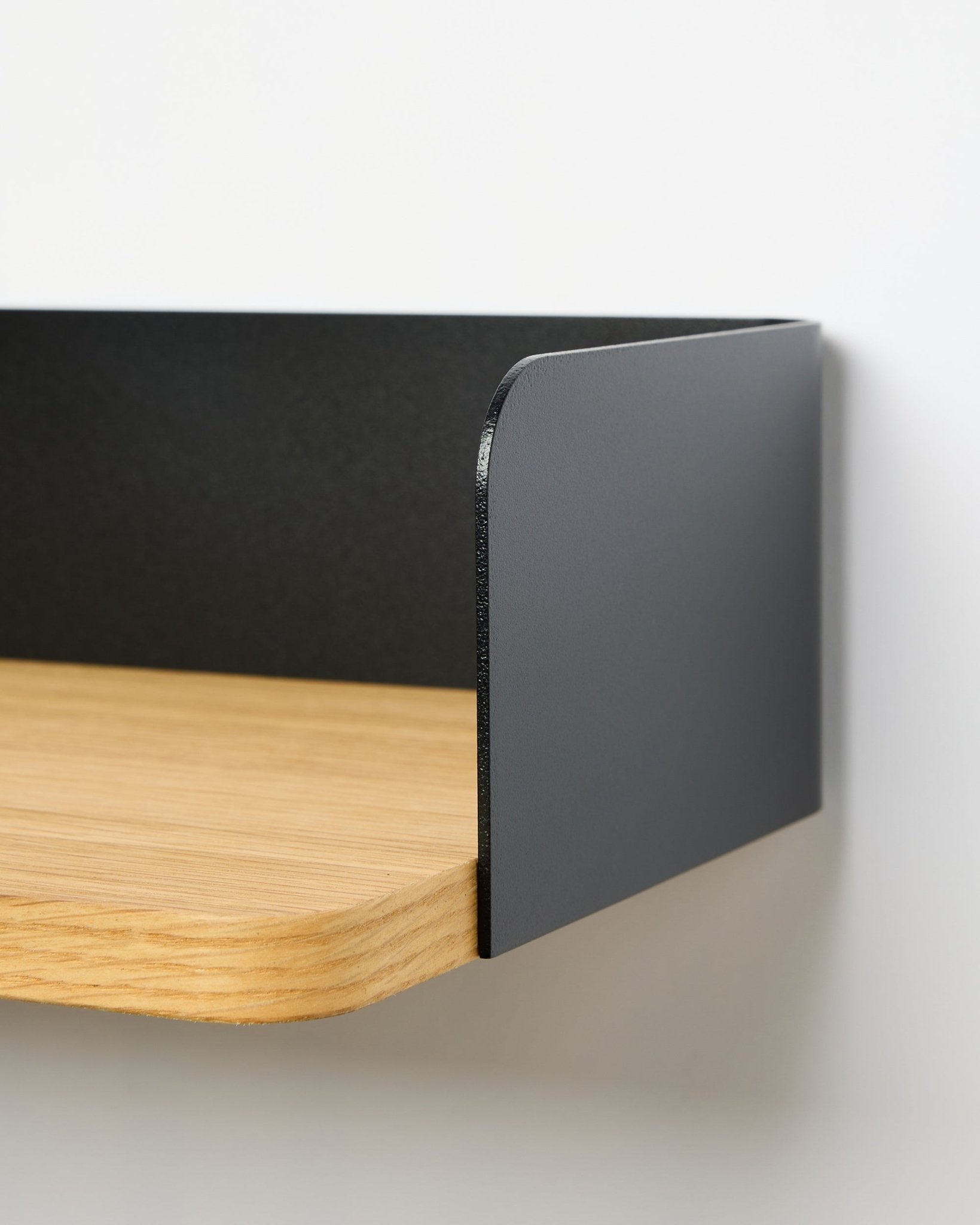 Nærbillede af WoodUpp Linn bogreol i Natural Oak, 39,9 cm bred, med et black metalsidepanel; hylde uden boring vist mod en hvid baggrund.