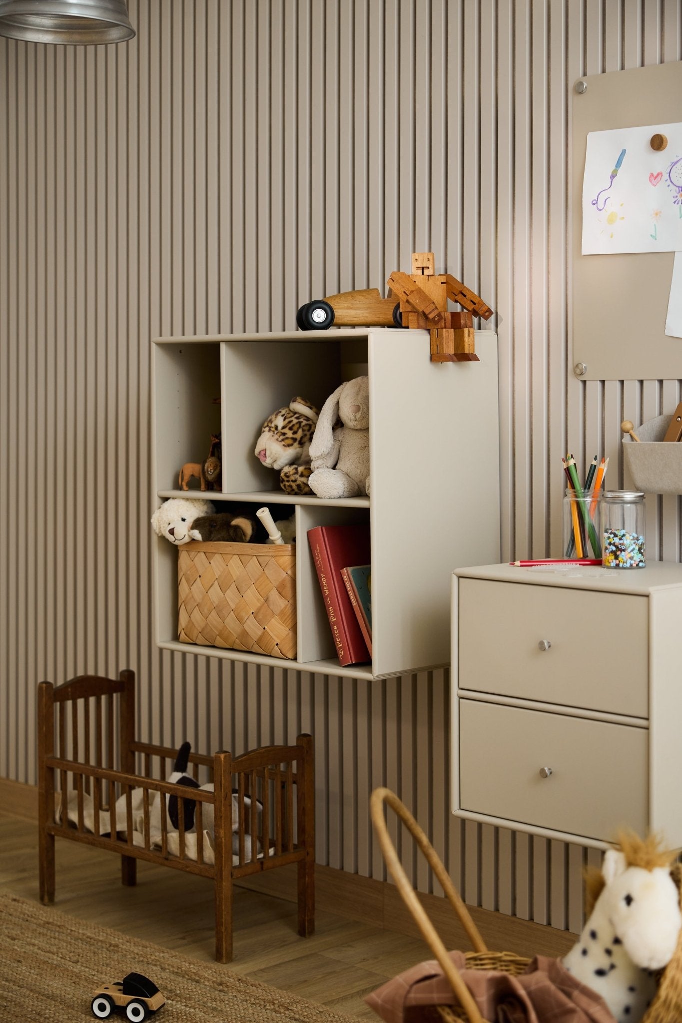 Børneværelse med Arka Open-reolen fra WoodUpp, der har beige hylder, der sikrer orden i legetøjet, og er præget af nordisk design.