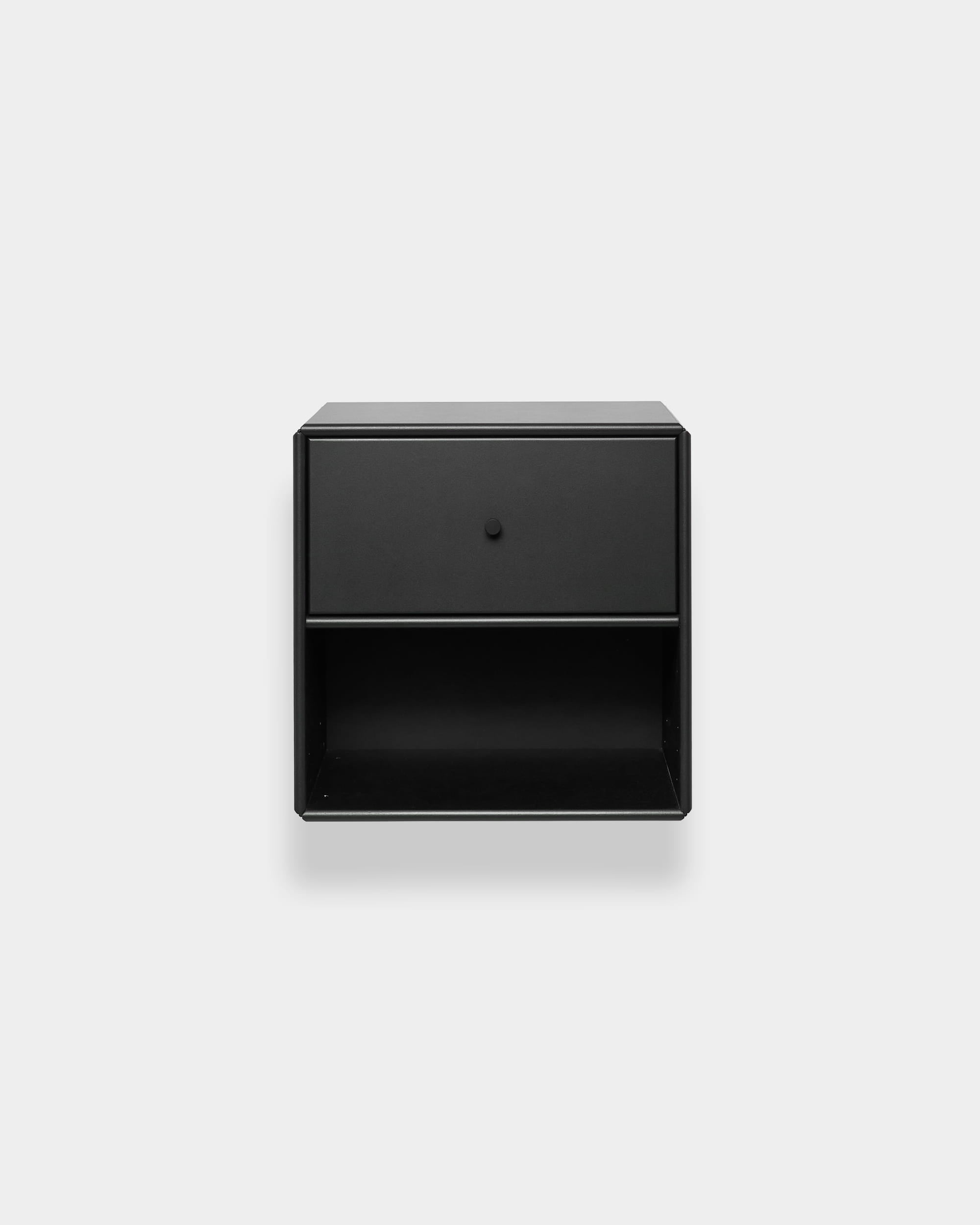 WoodUpp Arka sort bogreol med en skuffe og en åben hylde, set på en lysegrå baggrund. Nordisk minimalistisk design.