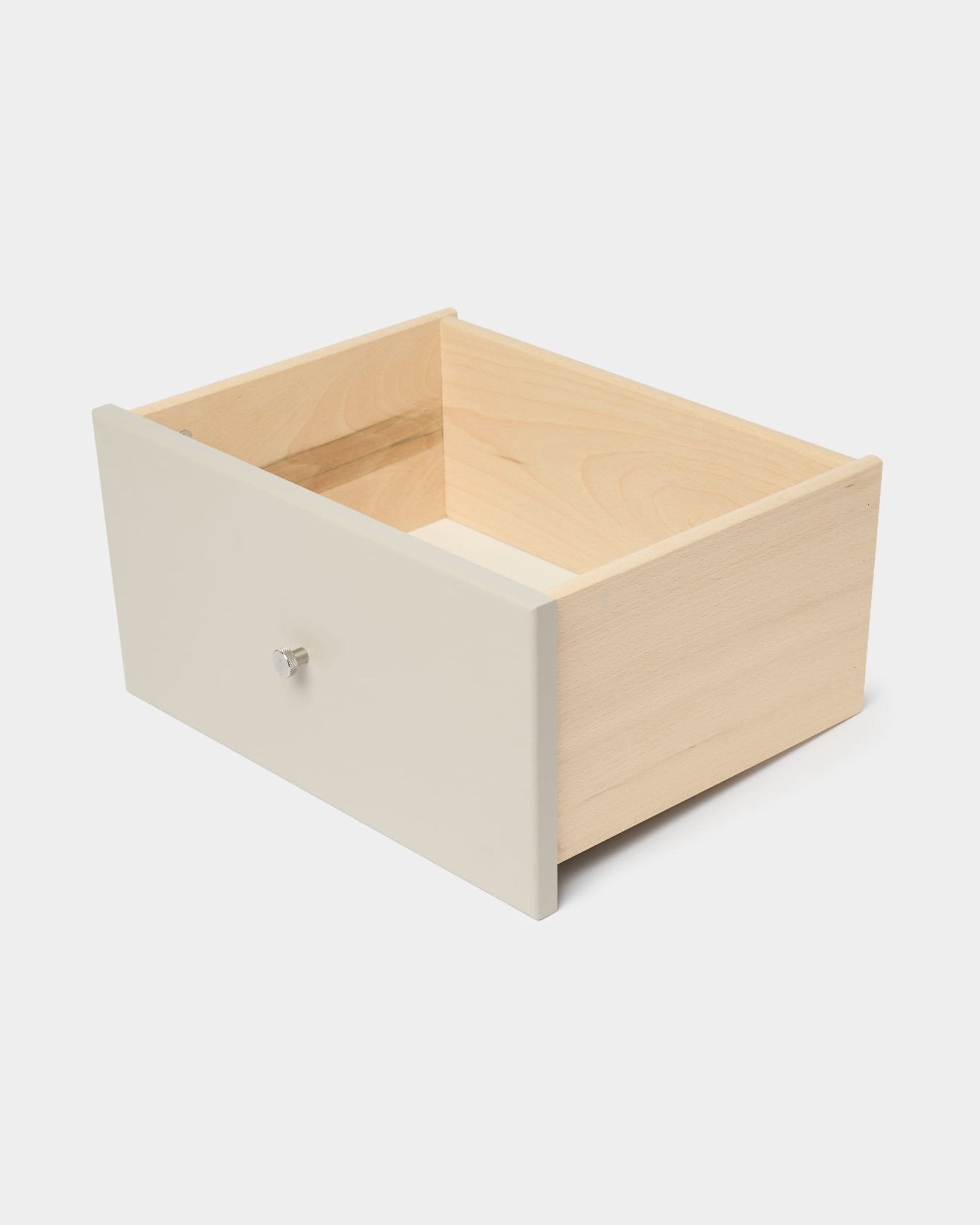 WoodUpp Arka bogreol med skuffe i beige med hvid frontplade og knop, designet til lukket opbevaring, vist på en ensfarvet hvid baggrund.