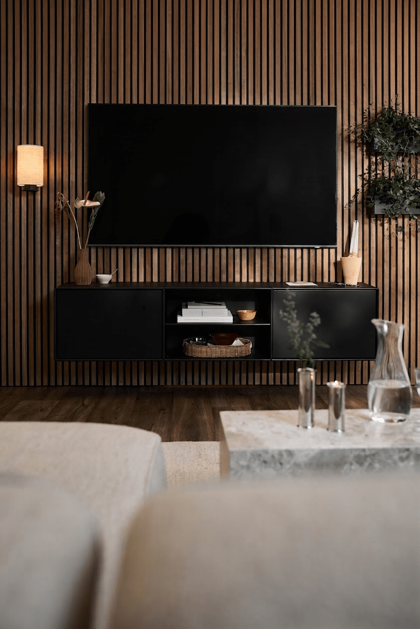 Moderne stue med WoodUpp Arka TV-kommode i sort, Akupanel-lamelvæg, minimalistiske detaljer og en lys sofa med sofabord.